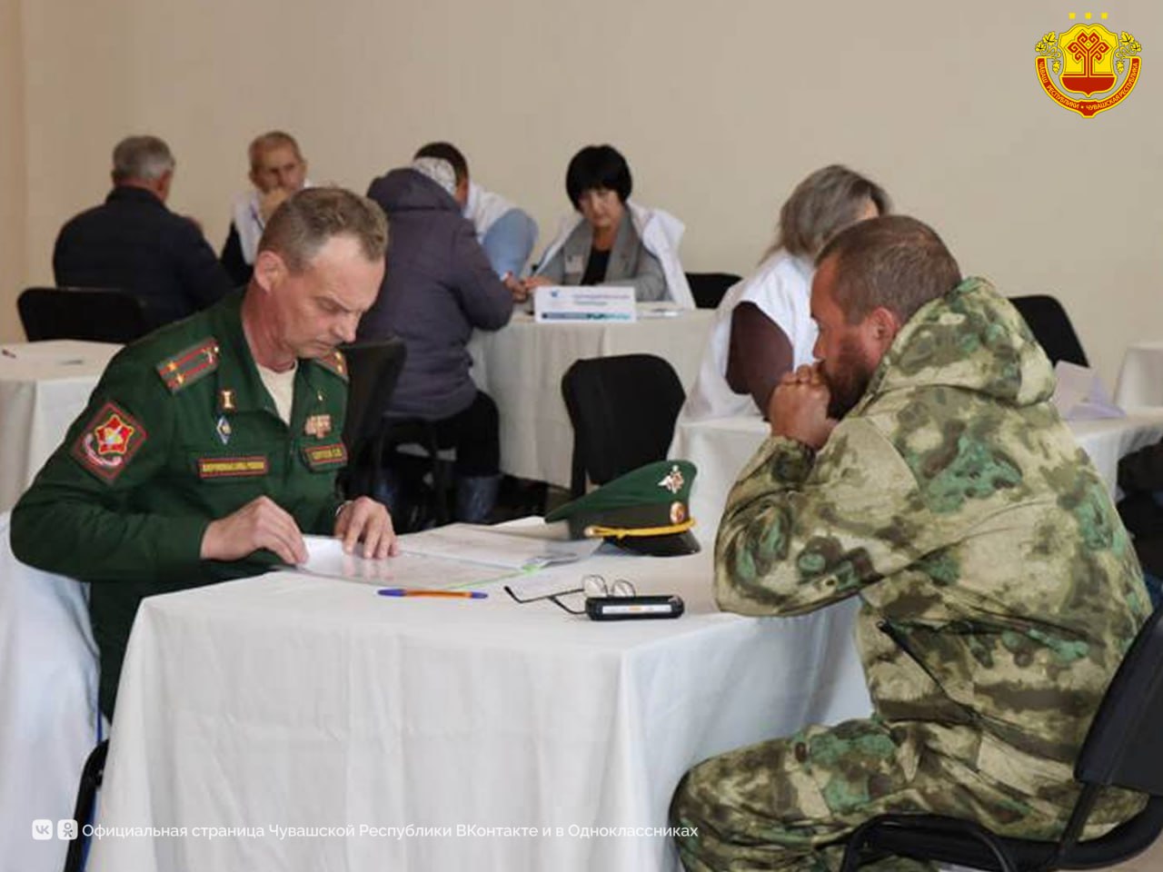 В Чувашии в 2026 году размер единовременной выплаты участникам СВО увеличился до 2 1 млн рублей Указ об этом подписал Глава республики Олег Николаев С учетом федеральных выплат общая сумма будет составлять 2 5 млн рублей Повышенные выплаты получат те военнослужащие которые заключили контракт с 1 января по 31 марта 2026 года на срок один год и более В республике в полном объеме реализуются все меры поддержки бойцов СВО и их семей медицинское обеспечение психологическая помощь программы по трудоустройству после службы и другие инициативы Наша задача обеспечить воинам достойную поддержку и надежный тыл Гордимся каждым бойцом и продолжаем делать все чтобы наши защитники чувствовали заботу государства отметил Глава Чувашии Олег Николаев Чувашия ОлегНиколаев ГлаваЧувашии