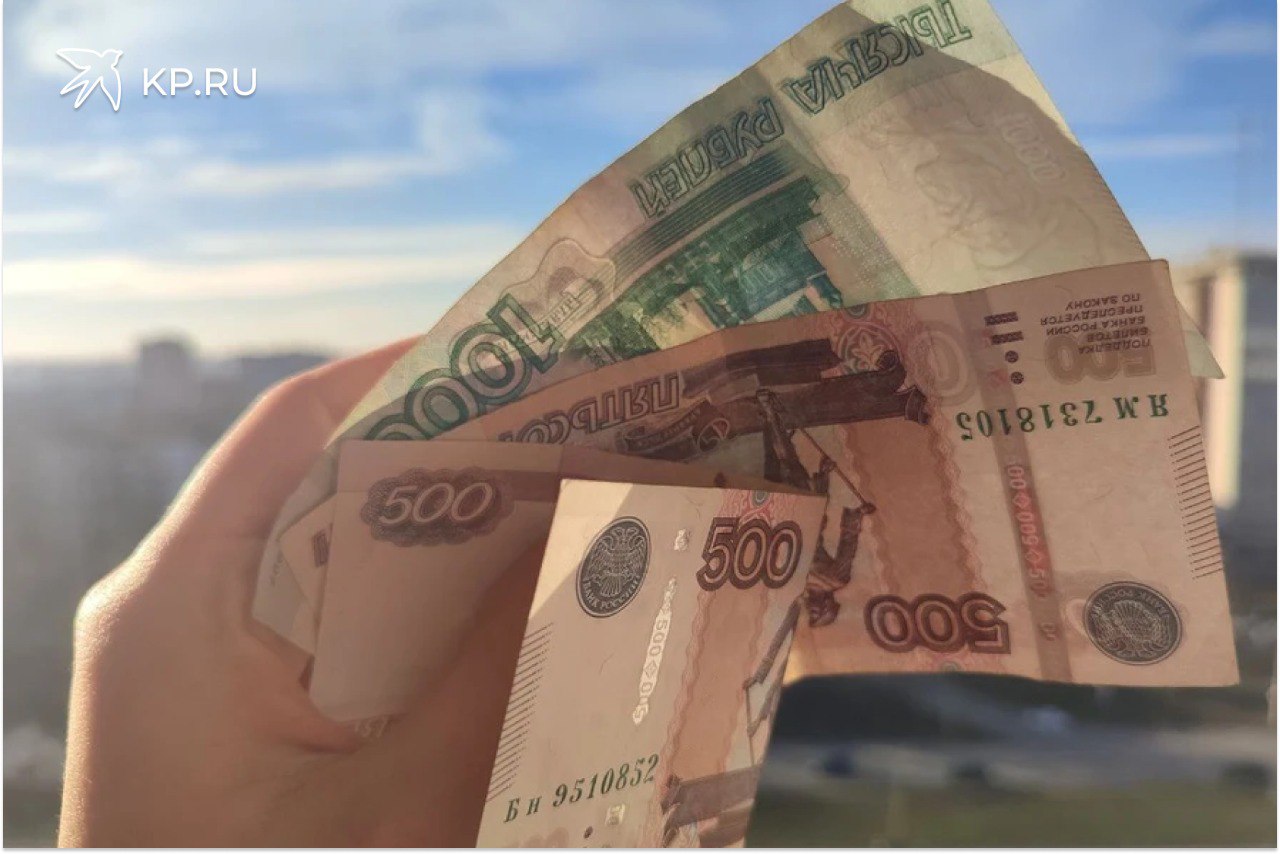 Каждый третий воронежец готов работать неофициально и получать зарплату в конверте Мужчины в Воронеже чаще соглашаются на неофициальный доход чем женщины Почти треть воронежцев 32 готовы согласиться на серую зарплату и неофициальное трудоустройство При этом число принципиальных противников скрытых схем растет 43 экономически активных горожан все таки отдают предпочтение прозрачным отношениям с работодателем Рынок труда в Воронеже белеет но неравномерно Свежий опрос Super Job проведенный с 27 января по 2 февраля показал что мужчины демонстрируют большую готовность к неофициальной зарплате чем женщины 36 против 27 Среди горожанок кстати больше и тех кто считает соблюдение трудового кодекса обязательным условием таких как показывает исследование 47 Как ни странно молодежь дорожит легальностью больше всего 30 людей в возрасте до 35 лет согласны на серую зарплату А вот среди горожан от 45 лет согласных 37 Эксперты подметили что специалисты с высшим образованием отказываются от сомнительных схем чаще чем те кто окончил колледж или даже техникум