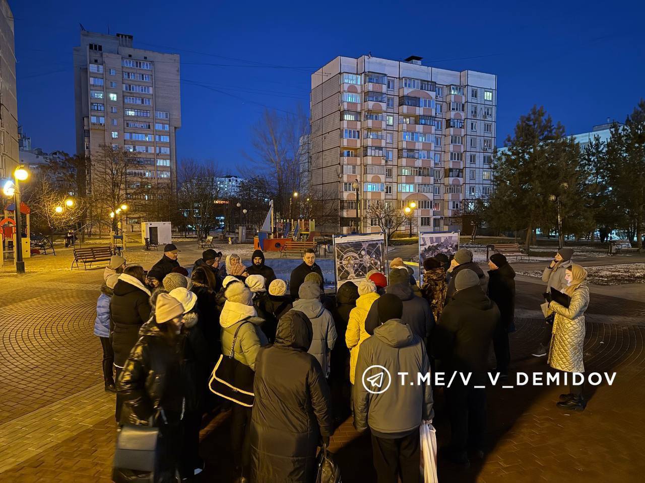 Власти подробнее рассказали, что обновится в сквере возле Почаевской церкви на бульваре Юности    Работы пройдут в этом году.   Например, фонтан в центре сквера станет контактным. Также строители обновят покрытия пешеходных связей, оборудуют игровые и спортивные площадки, теневые навесы и озеленят территорию.  На встрече с Валентином Демидовым местные жители попросили оставить существующую детскую площадку для малышей и организовать событийную зону.   Замечания проработают архитекторы. Повторная встреча пройдёт через две недели.  Прислать новость:      Подпишись на «Белгород №1»