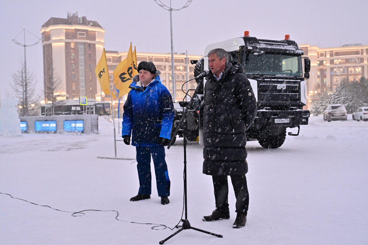 Произведенный в Петербурге тягач БАЗ отправили на тестирование в Новый Уренгой Новый тягач БАЗ произведенный на площадке бывшего завода Scania и MAN в Санкт Петербурге передали в опытно промышленную эксплуатацию компании Газпром добыча Ямбург дочерняя компания Газпрома Машина прибыла в Новый Уренгой своим ходом из Петербурга сообщила пресс служба АО Романов  Торжественная передача тягача БАЗ S34A10 состоялась 1 декабря в Новом Уренгое По словам гендиректора АО Романов Дмитрия Гречухина машина успешно прошла маршрут от Петербурга до Крайнего Севера  В среднем в день тягач проходил около 400 км а весь маршрут составил почти 5000 км На отметке 4000 км в Югорске автомобиль прошел свое первое регламентное обслуживание   Машина будет использоваться для транспортировки грузов в составе автопоезда с увеличенной полной массой в тяжелых дорожных условия В течение шести месяцев техника пройдет испытания в подразделениях Газпрома по специальной программе с оценкой эксплуатационных характеристик и потребительских свойств включая стоимость владения АО Романов Подпишитесь на Ведомости Северо Запад