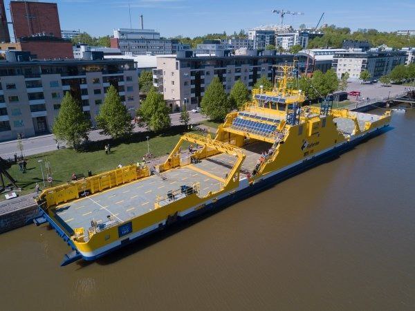 В Финляндии впервые за 30 лет планируют построить новую судоремонтную верфь AxYards Соглашение о намерениях подписано правительством Аландских островов и Finland Archipelago Shipping входит в группу компаний Finferries Как рассказали представители Finferries компания постоянно сталкивается с ситуацией когда ее паромы слишком велики чтобы обслуживаться на небольших ремонтных предприятиях и при этом слишком малы для крупных судостроительных комплексов Строительством новой верфи планируется решить эту проблему здесь на постоянной основе будут обслуживаться суда курсирующие между материковой частью Финляндии и Аландскими островами Уточняется что новая верфь помимо паромов Finferries готова также ремонтировать суда других компаний и операторов В рамках строительства новой верфи появится сухой док длиной 110 м и шириной 20 м Срок реализации проекта конец третьего квартала 2027 года когда предприятие AxYards планируется ввести в строй и принять в сухой док первые суда