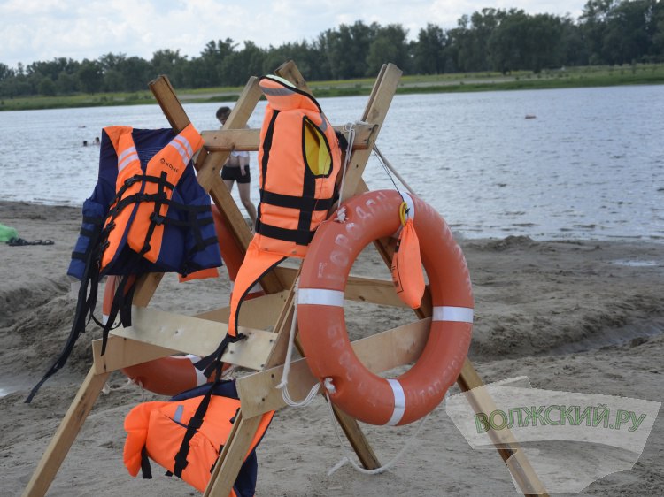 Волжанам покажут водный мастер-класс на городском пляже Жителей Волжского приглашают принять участие с мастер-классе от аварийно-спасательной службы и ВОСВОД. Как сообщили Волжский.ру в ГКУ «Служба спасения», мастер-класс пройдет в субботу, 26 июля, на городском пляже Волжского. Волжан научат правилам безопасного поведения у воды. Жителям наглядно продемонстрируют приемы самоспасения и оказания первой помощи утопающим, научат надевать спасательные жилеты и раскроют другие секреты «выживания» на воде. Все желающие смогут и сами испытать свои силы в проведении реанимационных мероприятий, а также попытаться спасти тонущего. Подробнее на Волжский.ру: #ВолжскийРу #волжский #vlz