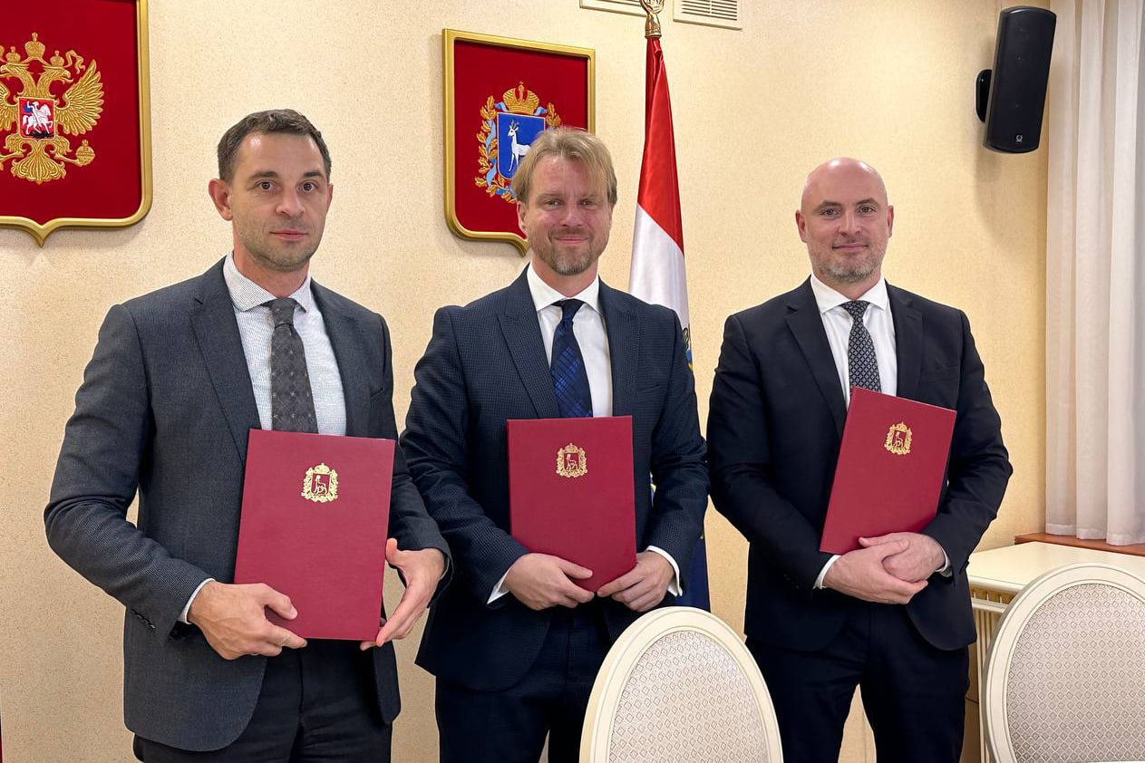 В Чапаевске планируют выпускать робототехнические комплексы Подписано соглашение с новым резидентом территории опережающего развития Новый резидент территории опережающего развития Чапаевск планирует выпуск робототехнических комплексов и систем автоматического управления для автоматизации задач в промышленности логистике и других областях Соглашение с новым инвестором подписали зампредседателя правительства министр экономического развития и инвестиций Самарской области Павел Финк и глава Чапаевска Александр Кузнецов Сообщатся что запуск производства позволит создать новые рабочие места и обеспечить дополнительные налоговые поступления в региональный бюджет Выйти на проектную мощность планируется в 1 квартале 2027 года Резидентами ТОР Чапаевск на сегодня являются 9 компаний В ТОР Тольятти их 68 Бизнес инвестировал в проекты 41 9 млрд рублей создано 14 6 тысяч рабочих мест Резидентами выплачено 6 1 млрд рублей налогов За первое полугодие 2025 года инвесторы вложили в основной капитал в Самарской области более 226 млрд рублей Всего в регионе реализуется более 300 инвестпроектов с общим объемом инвестиций около 1 4 трлн рублей