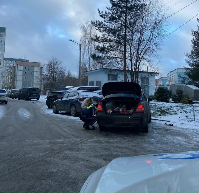 Добрая история в ленту Вчера днём инспекторы ДПС во время патрулирования заметили автомобиль который двигался на спущенном колесе Они остановили машину чтобы предупредить водителя о возможной опасности За рулём была девушка которая призналась что не умеет пользоваться компрессором и попросила о помощи   Инспекторы Алексей Жарковский и Сергей Ершов не раздумывая пришли ей на выручку помогли накачать колесо и устранить проблему Иногда именно такие маленькие проявления внимания и поддержки делают наш день лучше Пусть доброты вокруг становится больше