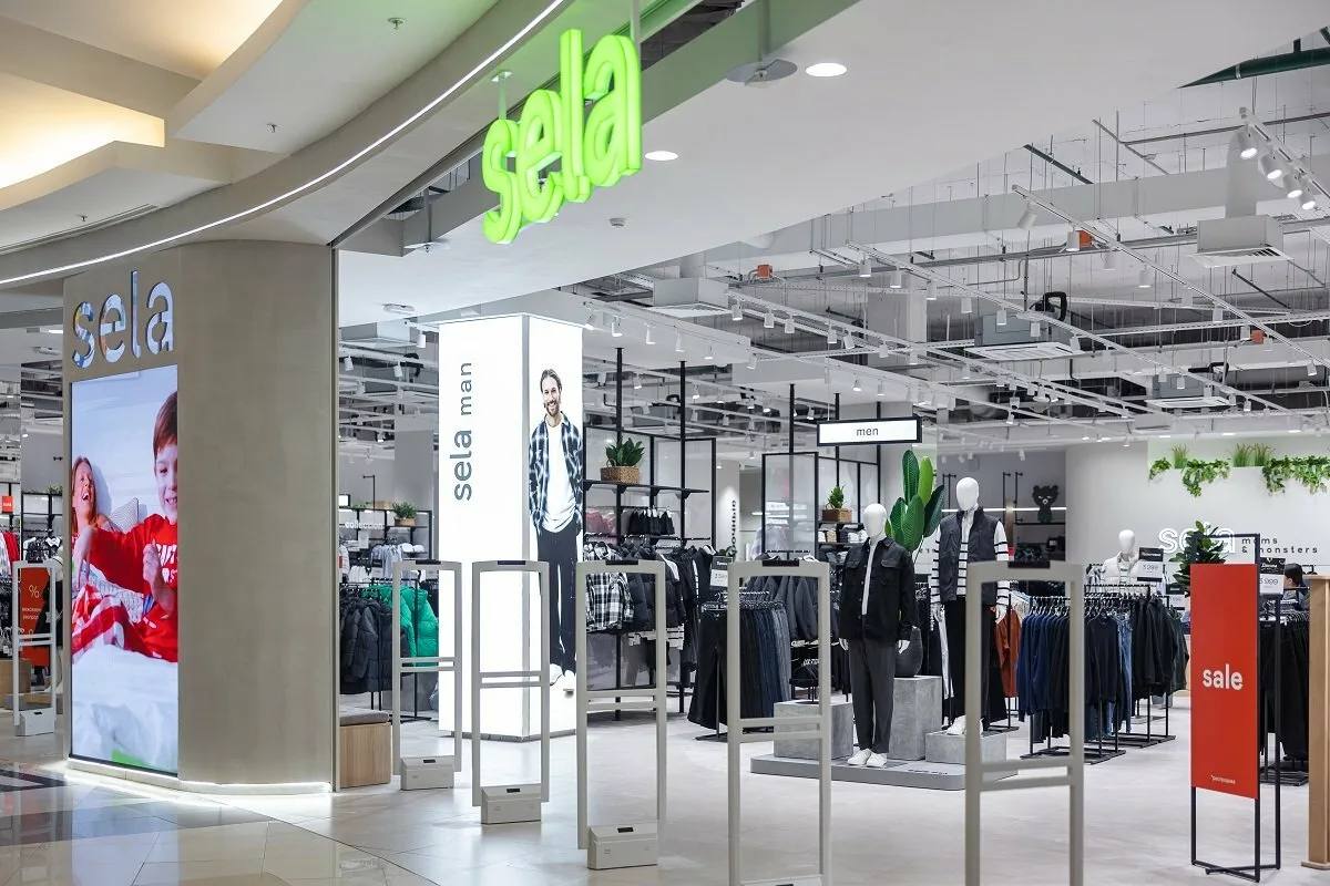 Melon Fashion Group владелец брендов Zarina Love Republic Sela Befree Idol планирует расширить своё присутствие на рынке товаров для дома Компания запускает новый суббренд Sela Home под которым будут продаваться текстиль предметы декора посуда и детские игрушки До конца 2024 года сеть откроет 11 магазинов в крупных городах России Москве Санкт Петербурге Ростове на Дону Екатеринбурге и Красноярске Рыночные перспективы нового проекта неоднозначны После ухода крупных международных брендов Ikea H M Home Zara Home освободилась ниша товаров для дома однако попытки заполнить её новыми проектами не увенчались успехом Интерес к обустройству жилья выросший во время пандемии постепенно снижается Примечательно что сама MFG ранее пыталась запустить Zarina Home но этот проект не был реализован Успех Sela Home во многом будет зависеть от восстановления потребительского спроса на товары для дома Следите за новостями на нашем канале Commers Estate Реализуйте свою недвижимость тут Commers Estate ads retailnews новыйпроект развитие