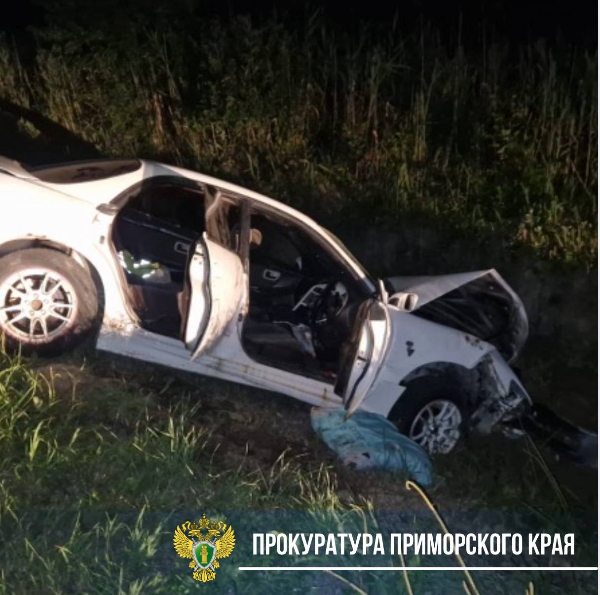 Уссурийская городская прокуратура поставила на контроль ход и результаты административного расследования по факту ДТП, в котором пострадали несовершеннолетние 27 июля 2025 года в 02:35 водитель автомобиля Toyota Carina ED, 1999 года рождения, двигаясь со стороны г. Уссурийска в сторону г. Владивостока, не выполнил требования п. 10.1 Правил дорожного движения — со скоростью, не обеспечивающей постоянного контроля за движением транспортного средства, не справился с управлением и совершил съезд с проезжей части. В результате ДТП несовершеннолетние пассажиры 2008 и 2010 годов рождения доставлены в Уссурийскую городскую больницу с травмами различной степени тяжести. На место происшествия с целью координации правоохранительных органов и специальных служб выехал прокурор города Дмитрий Дениш. Надзорный орган даст оценку законности итогового решения, принятого по результатам проверки.
