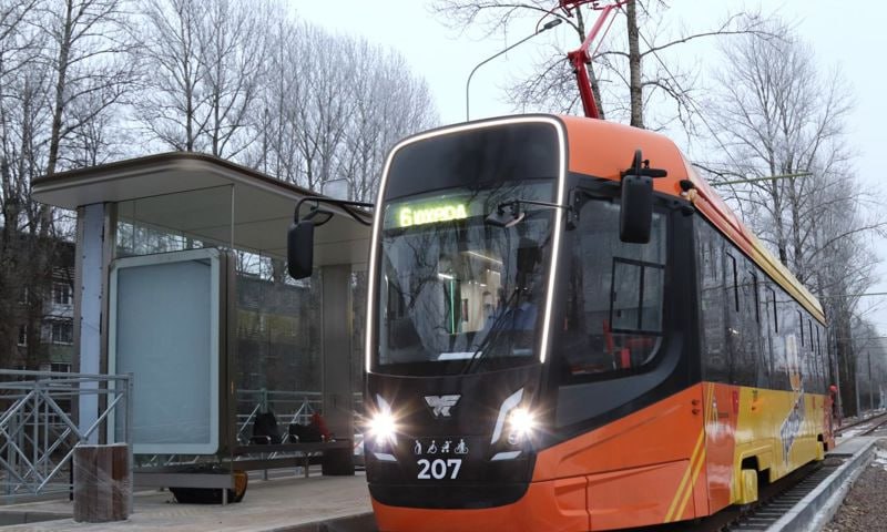 ВЭБ РФ направил 2 9 млрд рублей на реконструкцию трамвайной инфраструктуры в Ярославле 14 января Ярославский регион Проект реконструкции трамвайной инфраструктуры в областном центре ведется по программе комплексного развития городского электрического транспорта национального проекта Инфраструктура для жизни инициированного Президентом Владимиром Путиным Ярославская область в числе девяти субъектов страны в которых реализуются проекты обновления электротранспорта сказал губернатор Ярославской области Михаил Евраев С каждым новым километром путей мы меняем качество городской среды делаем Ярославль комфортнее Современная трамвайная сеть повысит мобильность жителей сократит время в пути и улучшит экологическую обстановку в городе Данный проект часть нашей системной работы по развитию общественного транспорта в регионе Всего с 2023 года обновили 914 автобусов 9 троллейбусов 38 электробусов и 47 трамваев Работа продолжается Реконструкция трамвайных путей и путепроводов в Ярославле проводится в рамках концессионного соглашения между Правительством области и ООО Мовиста регионы Ярославль при поддержке государственной корпорации развития ВЭБ РФ которая на эти цели направила в регион 2 9 млрд рублей из них 1 8 в конце прошлого года Это первые средства корпорации именно на строительно монтажные работы предоставленные в качестве аванса ООО Мовиста регионы Ярославль которое планирует весной этого года приступать к реконструкции двух путепроводов и трамвайных путей в южной части города рассказал исполнительный директор ВЭБ РФ Валерий Снежко Корпорация рассматривает развитие комфортной и безопасной городской инфраструктуры как ключевой фактор повышения качества жизни граждан Проект в Ярославле полностью соответствует этим приоритетам Мы отмечаем серьезную и качественную проработку проекта Правительством Ярославской области комплексный подход и ответственную позицию Общая стоимость проекта составляет 19 7 млрд рублей объем участия ВЭБ РФ включая средства Фонда национального благосостояния 12 7 млрд рублей В рамках модернизации трамвайной системы Ярославля предусмотрены реконструкция путей общей протяженностью 43 9 километра шести тяговых подстанций и одного депо и покупка 47 трамваев производства АО Усть Катавский вагоностроительный завод К настоящему времени все трамваи поставлены реконструировано около 22 километров путей Полное завершение работ планируется в 2027 году