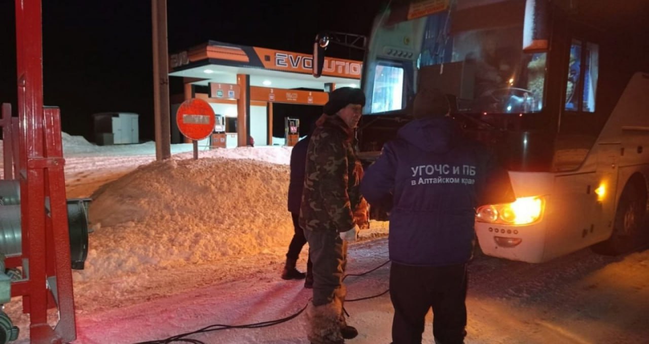 Автобус с иностранцами сломался в Алтайском крае Транспорт следовал в Казахстан.  В ночь с 22 на 23 января на заправке в селе Образцовка Бийского района произошла поломка частного автобуса. Транспорт ехал из Монголии в Казахстан.  Из-за инцидента в опасности оказались 22 пассажира – граждане Монголии. Благодаря усилиям пожарной части № 5 и местных властей их оперативно удалось доставить в пункт временного размещения на базе администрации. Чтобы продолжить поездку, водитель отправил запрос на резервный автобус из Астаны.  23 января усиленная работа краевых пожарных и спасателей в связи с непогодой продолжится, передает УГОЧС и ПБ по Алтайскому краю.    Катунь 24