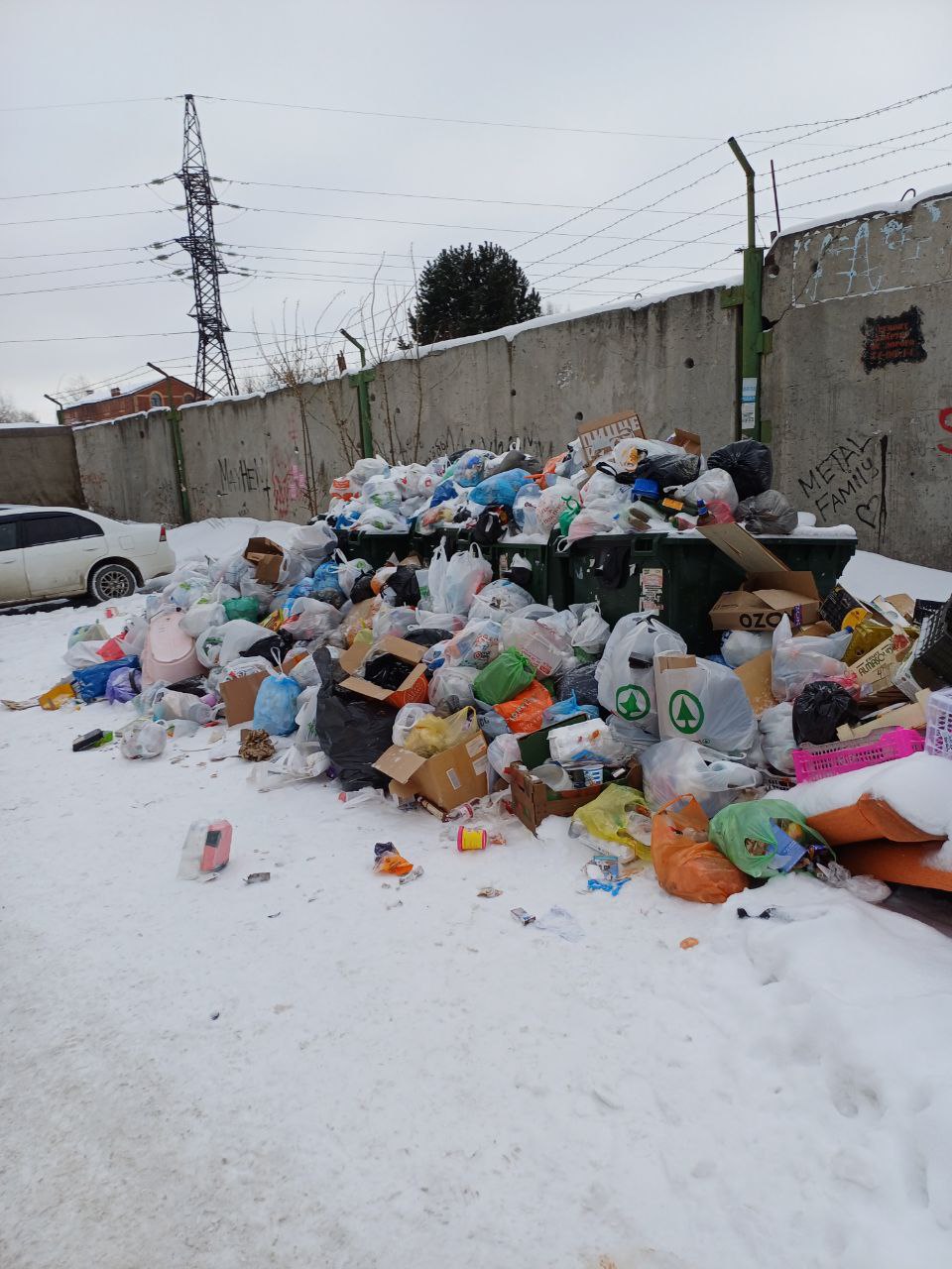 На завалы мусора пожаловались томичи накануне и после Нового года  Проблемы с вывозом мусора заметили жители Южных ворот, Академгородка, Каштака и домов у Сквера студотрядов в Кировском районе Томска.  Одна из горожанок, не указавшая адреса, сообщила, что мусор у нее во дворе не вывозили с 29 декабря.  С 1 января к работе в качестве регоператора по вывозу мусора в Томске и Томском районе вместо мунициального «Спецавтохозяйства» приступила частная компания «АБФ Логистик», связанная с бывшим заммэра города Александром Цымбалюком.  Фото: «Томск, Каким Я Его Вижу»