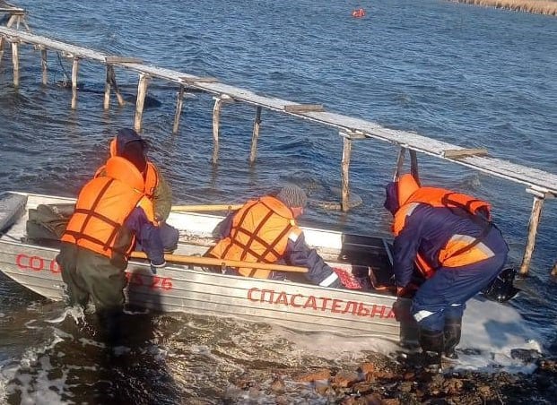 На Ставрополье найдено тело утонувшего рыбака  Мужчина отправился на рыбалку 12 декабря, но домой больше не вернулся. О пропаже в экстренные службы сообщил его племянник.  Возле берега спасатели обнаружили лодку, но самого мужчины нигде не было. Поиски пропавшего осложняла переменчивая погода.  И, накануне, с помощью специальных средств специалисты ПАСС СК разыскали тело мужчины. Обстоятельства случившегося выясняют правоохранители.