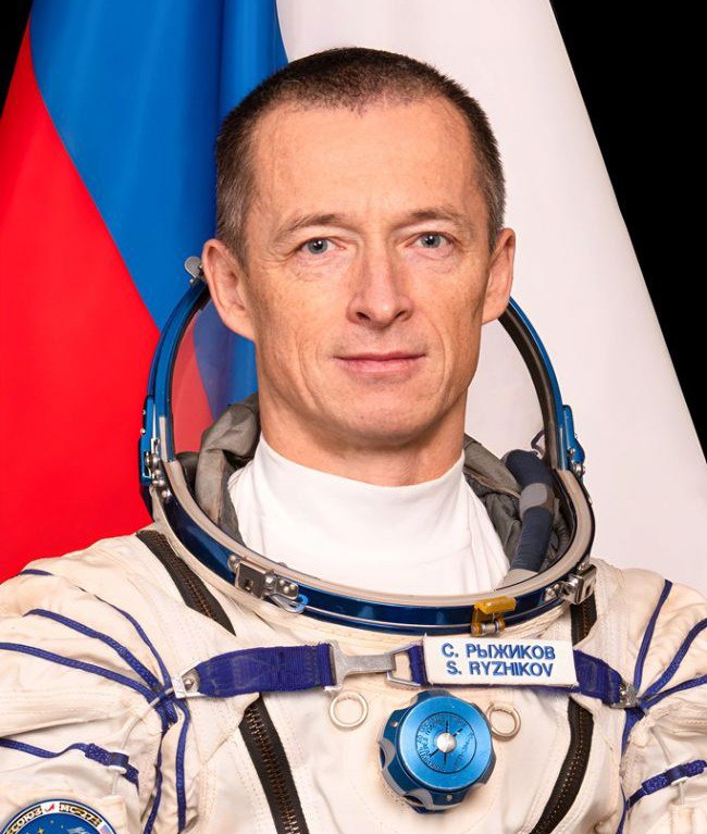Космонавт из Югры возглавил Международную космическую станцию     С 5 августа Международная космическая станция  МКС  находится под командованием Сергея Рыжикова, космонавта Роскосмоса из Нижневартовска, расположенного в Ханты-Мансийском автономном округе. Об этом сообщили в пресс-службе Роскосмоса.    Подписаться ↗  Обратная связь