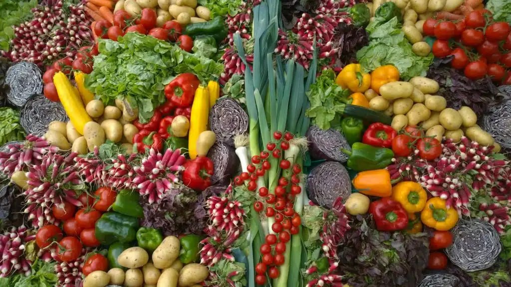 НДС на сельхозпродукцию ждет обнуление С начала 2026 года в Узбекистане будет действовать нулевая ставка по НДС на сельхозпродукцию дехкан и фермеров инициативу озвучили президенту РУз Шавкату Мирзиёеву на совещании по этому вопросу Мера принята на основе предложений от отечественных и зарубежных экспертов при поддержке МВФ Одобренная льгота распространяется на продажу фруктов овощей мяса и другой сельхозпродукции Исключение хлопок и зерно Telegram Facebook Instagram LinkedIn Сайт