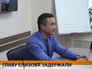 Вечерний Хабаровск Главу города Елизово на Камчатке Артема Гаглошвили арестовали по делу о коррупции Его обвиняют в получении взятки в 14 миллионов рублей После суда мэра отправили в тюрьму до 11 февраля В декабре прошлого года суд признал его виновным по другому уголовному делу о хулиганстве с применением насилия Мэру тогда назначили 3 года условно После скандала его отстранили от должности главы в связи с утратой доверия и исключили из партии ЕР После получения условного срока по статье о хулиганстве он оказался замешан в другом деле В феврале прокуратура Камчатского края сообщила что на счета бывшего мэра и его жены приходила сумма превышающая размер их зарплаты В 2020 2022 годах на счета чиновника и его жены поступило 40 миллионов рублей при официальном их доходе за это время в 10 6 подробнее на канале Вечерний Хабаровск