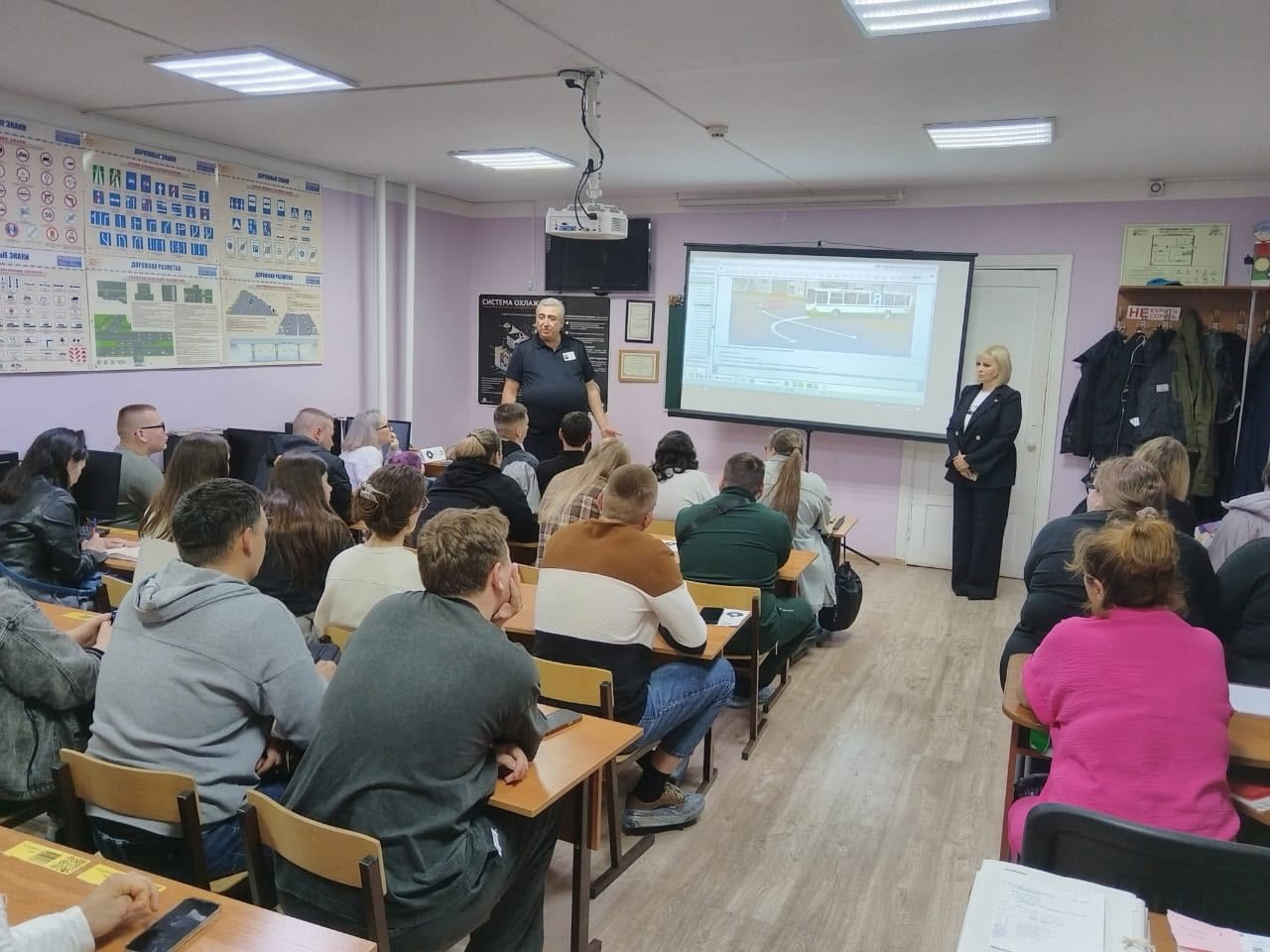 В целях обеспечения безопасности дорожного движения сотрудники ГАИ Самарской области на постоянной основе проводят профилактические мероприятия с жителями региона. Так, в Кинельском районе сотрудники регистрационно-экзаменационного отделения Госавтоинспекции провели беседы с курсантами городских автошкол, в ходе которых напомнили будущим водителям основные Правила дорожного движения. В рамках мероприятия сотрудник регистрационно-экзаменационного подразделения Игорь Левицкий подчеркнул важность соблюдения скоростного режима, особенно вблизи пешеходных переходов и образовательных учреждений, напомнил о запрете выезда на встречную полосу и о недопустимости управления транспортным средством в состоянии алкогольного или наркотического опьянения, а также без прав соответствующей категории. Полицейский, кроме того, отметил важность использования специальных удерживающих устройств при перевозке детей в автомобиле. В завершение встречи госавтоинспектор призвал будущих водителей строго соблюдать ПДД и уважительно относиться к другим участникам дорожного движения.