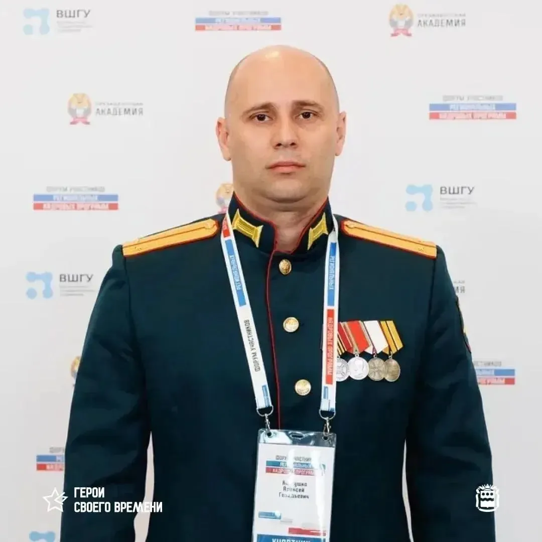 Участник программы Герои своего времени Алексей Кожушко из Амурской области побывал на масштабном Всероссийском форуме региональных кадровых программ в образовательном центре Сенеж В форуме участвовали 108 ветеранов и участников СВО со всей страны в том числе Герои России и кавалеры ордена Мужества На мероприятии выступили авторитетные федеральные спикеры Дискуссии затронули ключевые аспекты госуправления исторические аспекты принятия решений налоговую политику и вопросы антикоррупционного законодательства Организаторы очень постарались форум прошел в теплой дружеской обстановке Общение в режиме живого диалога Группы постоянно менялись на каждой лекции Такой формат учил взаимодействовать в быстро меняющейся обстановке с новыми людьми находить контакт определять общие направления и решать задачи отметил Алексей Кожушко Алексей представил выпускную работу о том как улучшить систему профподготовки и трудовой адаптации людей с инвалидностью и ОВЗ в городе Зея Проект реализуется в рамках его текущей стажировки и нацелен на практическое внедрение инклюзивных подходов в региональной кадровой политике АОТВ