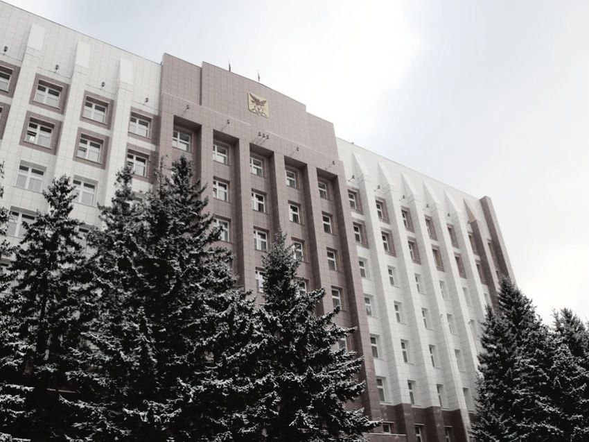 В Забайкалье на модернизацию жилищно коммунального хозяйства направят 370 млн рублей Средства в рамках программы Модернизация коммунальной инфраструктуры пойдут на обновление изношенных сетей теплоснабжения водоснабжения и водоотведения в муниципалитетах где уровень износа теплотрасс превышает 70 И о вице премьера правительства Забайкальского края Алексей Гончаров в эфире ГТРК Чита напомнил что за три последние года в Забайкалье провели серьёзную работу по приведению в порядок котельных но теперь акцент делается именно на сетевой инфраструктуре и увеличении объёмов ремонтных программ ресурсоснабжающих организаций В региональном МинЖКХ подчёркивают что модернизация коммунальной инфраструктуры идёт в развитие уже действующей региональной программы на 2023 2027 годы и федерального проекта Модернизация коммунальной инфраструктуры нацпроекта Инфраструктура для жизни