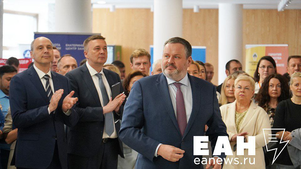 ‼ Глава Минтруда России Антон Котяков приехал в Екатеринбурге Сегодня он работает на всероссийской ярмарке трудоустройства «Работа России. Время возможностей». Как сообщает корреспондент ЕАН, здесь уже развернуты консультационные пункты по трудоустройству участников СВО и членов их семей, молодежи и выпускников.