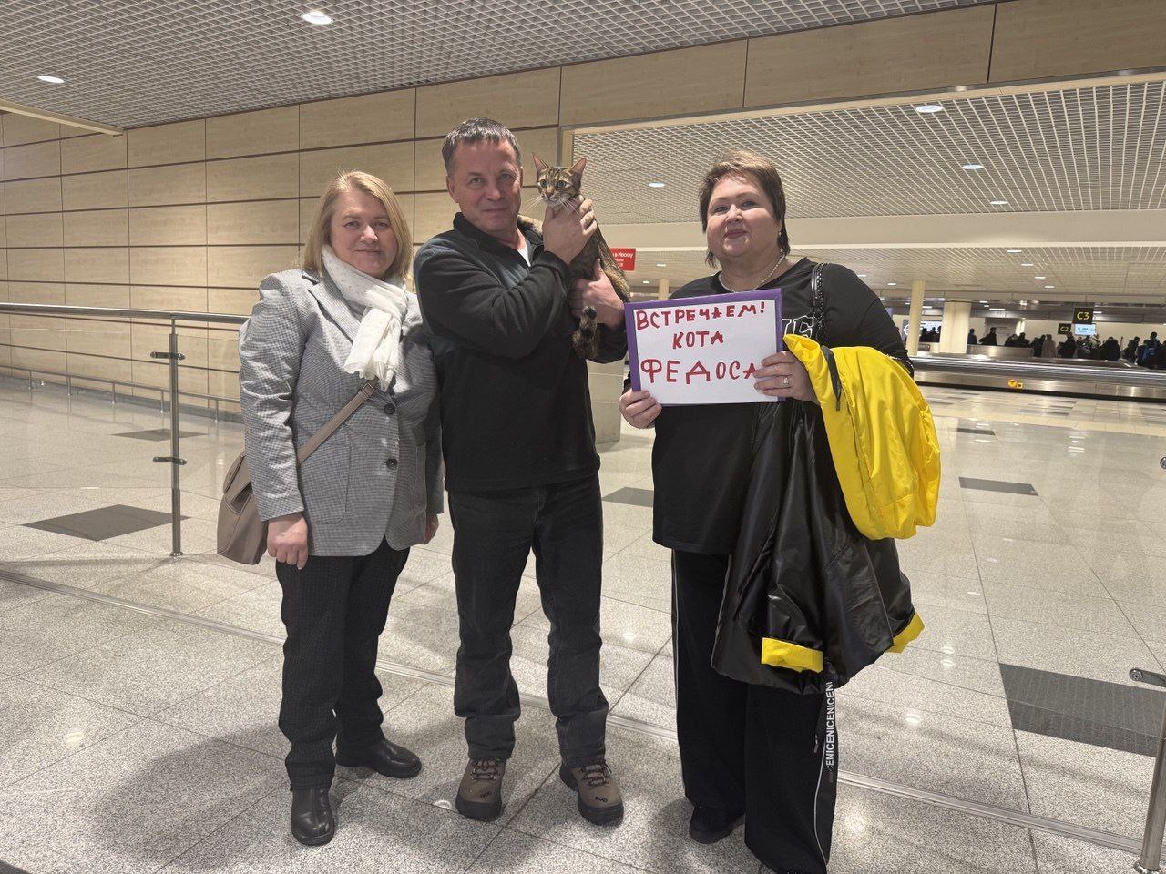 Потерявшегося кота Федоса из Москвы обнаружили на Дальнем Востоке Животное нашли в Тынде спустя почти неделю Шесть дней назад в поезде Улан Удэ Москва хозяйка открыла переноску чтобы ненадолго выпустить питомца но тот сбежал На остановке состав тщательно обыскали однако животное не нашли Позже к поискам подключился волонтёрский штаб ДВЖД в Тынде Его руководитель Вера Лазукина взяла ситуацию под контроль Кота в итоге удалось обнаружить его бережно извлекли из укрытия и передали хозяевам Подписаться на Говорит Москва Telegram VK MAX