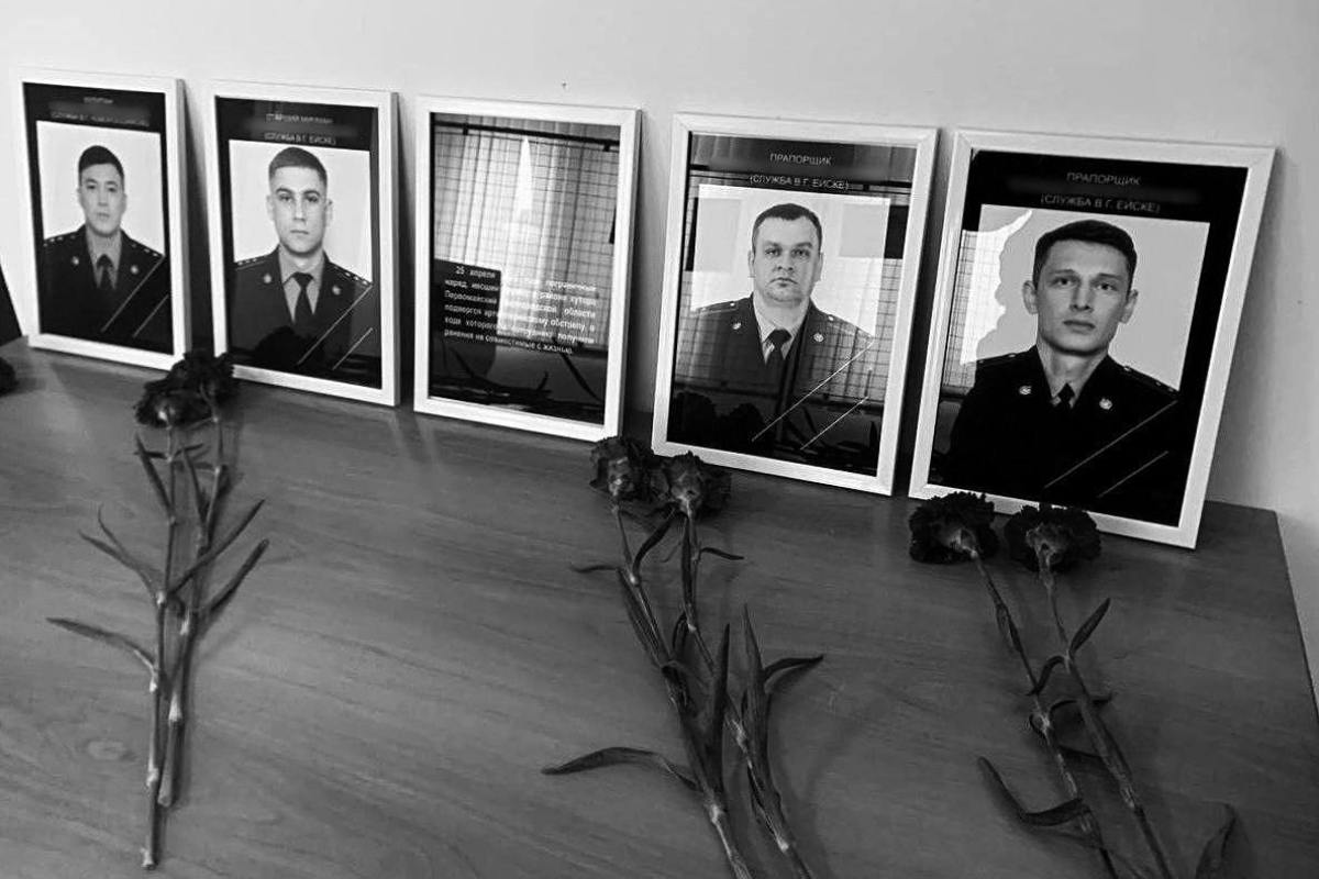 25 апреля при обстреле опорного пункта в Шебекинском округе погибли четверо пограничников. О гибели военнослужащих сообщил близкий к группировке прикрытия границы провоенный телеграм-канал «Пограничник из ада», написав, что при обстреле пограничники получили «ранения, несовместимые с жизнью». На фотографии, которую опубликовал канал, видно, что погибшие военнослужащие были из города Ейск Краснодарского края. Имена погибших на фото заблюрены. Также на ней видно место гибели пограничников — приграничный посёлок Первомайский. Подписаться на «Пепел»