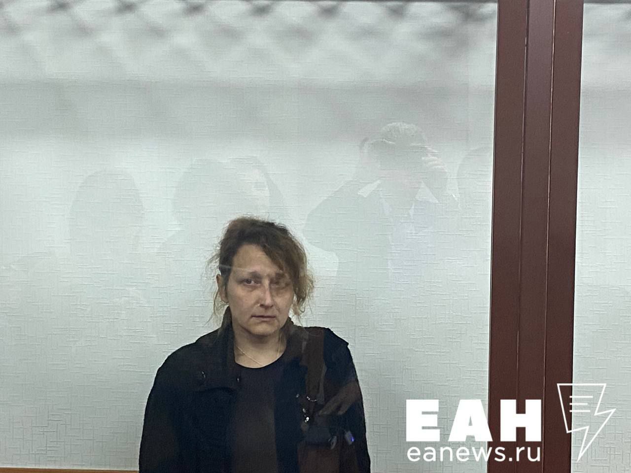 Евгению Рогозину которую обвиняли по террористической статье из за неосторожного комментария в сети освободили в зале суда Об этом на прениях просил прокурор Кроме того сторона обвинения ходатайствовала об уменьшении штрафа с 650 тыс до 600 тыс рублей из за заключения женщины в СИЗО Впрочем в СИЗО Рогозина попала из за неоднократного нарушения режима домашнего ареста под который была отправлена после обнаружения полицейскими комментария сжечь ведьму Так эмоционально женщина отреагировала на комментарий министра сельского хозяйства РФ Оксаны Лут о причинах подорожания сливочного масла Сама Рогозина в эмоциональном всплеске раскаялась говорит что была в плохом настроении из за ссоры с мужем В екатеринбургском СИЗО Рогозина вместе с омбудсменом Татьяной Мерзляковой написала письмо с извинениями для министра Судья Шелестов запретил женщине на два года администрировать сайты т к она совершила преступление в интернете а также оштрафовал ее на 310 тыс рублей Известно что жительница Можги Удмуртия воспитывает двух дочерей 11 и 17 лет из школы девочек в суд на нее поступила положительная характеристика Жительницу Удмуртии судили в центрально окружном военном из за специфики статьи EanNews