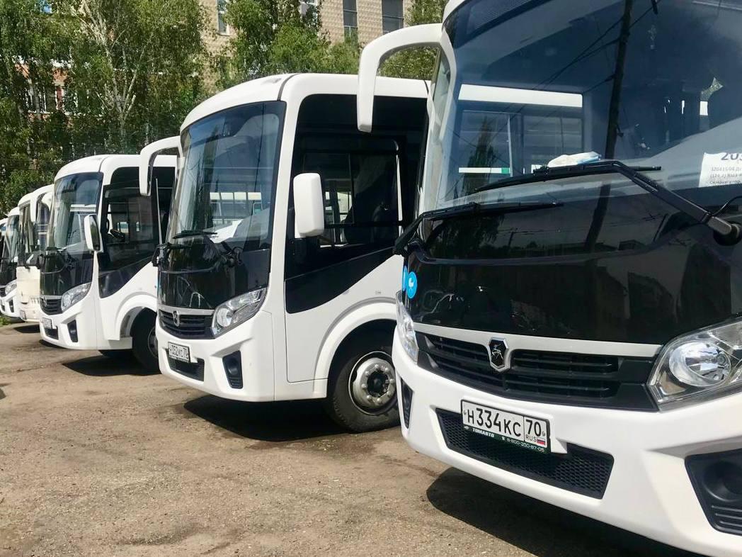 В Томске изменили условия контрактов с перевозчиками  Контракты с перевозчиками по новой маршрутной сети в Томске будут заключать только на один год — вместо ранее планируемых семи. Объявить закупки власти собираются в конце июля.  Причина изменений — экономическая нестабильность и грядущая с 2027 года передача полномочий по организации перевозок на уровень области.  Новая схема начнёт действовать с 1 ноября 2025 года. В нее войдут 16 автобусных маршрутов. По условиям, как минимум половина подвижного состава должна быть с низким полом, а возраст автобусов — не более 10 лет.