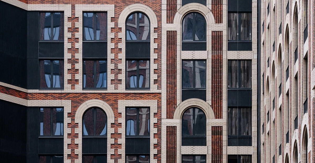 Закрытый паевой инвестиционный фонд РД 2 находящийся под управлением УК ВИМ Сбережения заключил сделку с ГК Эталон по покупке делового квартала Серебряный фонтан общей площадью 26 7 тыс кв м на северо востоке Москвы Продавец объекта группа Эталон проводившая редевелопмент исторических зданий на месте офисного комплекса разместит в бизнес центре свою штаб квартиру обеспечив инвесторам стабильный денежный поток Эксперты оценивают стоимость сделки в 7 7 5 млрд руб Группа Эталон Ъузнал