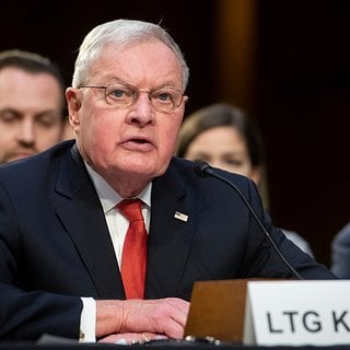 Спецпосланника президента США Келлога отстранили от переговоров по Украине, пишет Politico  Наиболее активно во встречах участвуют госсекретарь Марко Рубио, советник Дональда Трампа по национальной безопасности Майк Уолтц и представитель американского лидера на Ближнем Востоке Стивен Уиткофф.  Об этом газете сообщили чиновники из Белого дома.  «В качестве примера можно привести текущие переговоры между американцами и украинцами в Саудовской Аравии: почему специальный представитель Трампа по Украине не участвует в переговорах с Украиной?» — говорится в публикации.  Издание уточняет, что Кит Келлог сейчас находится под надзором администрации американского лидера; его роль в команде Дональда Трампа не совсем ясна.    Подпишись на «Говорит Москва»