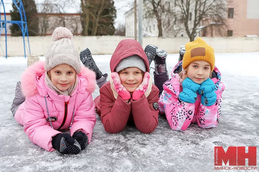 Более 12,7 тыс. детей отдохнут в школьных лагерях на каникулах. Узнали, сколько стоит путевка.  Смена в школьном лагере на зимних каникулах продлится пять дней, отметила начальник отдела воспитательной и идеологической работы комитета по образованию Мингорисполкома Анна Рысевец:   Уже более 12 700 ребят изъявили желание в них отдохнуть и оздоровиться.   Для детей организуют трехразовое питание. Значительные средства выделяются государством на удешевление стоимости путевок. Сумма же родительской доплаты составит для детей младшей возрастной группы — 5,5 рубля, средней — 9,9 рубля, старшей — 13,5 рубля.   Еще есть возможность записаться в школьный лагерь.  «Минск-Новости» MINSKNEWS.BY Telegram Viber FB  VK Inst TikTok  YouTube