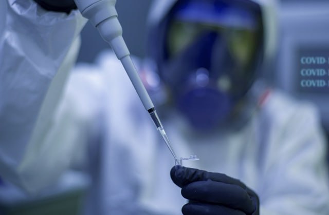 В Британии распространился новый заразный штамм COVID-19 XFG Новый заразный штамм COVID-19 XFG распространяется в Великобритании, свидетельствуют данные британского агентства по здравоохранению UKHSA . Отмечается, что по состоянию на конец июня, доля вариантов XFG.3 и XFG составляет порядка 40% всех случаев заражения COVID-19, хотя еще в мае этот показатель равнялся примерно 10%. В то же время ведомство констатирует, что заболеваемость COVID-19 в целом по стране падает. Штамм XFG впервые был зафиксирован в январе и является "потомком" штамма "омикрон". По мнению специалистов, он может быть более заразным, так как мутации позволяют ему обойти иммунную защиту.