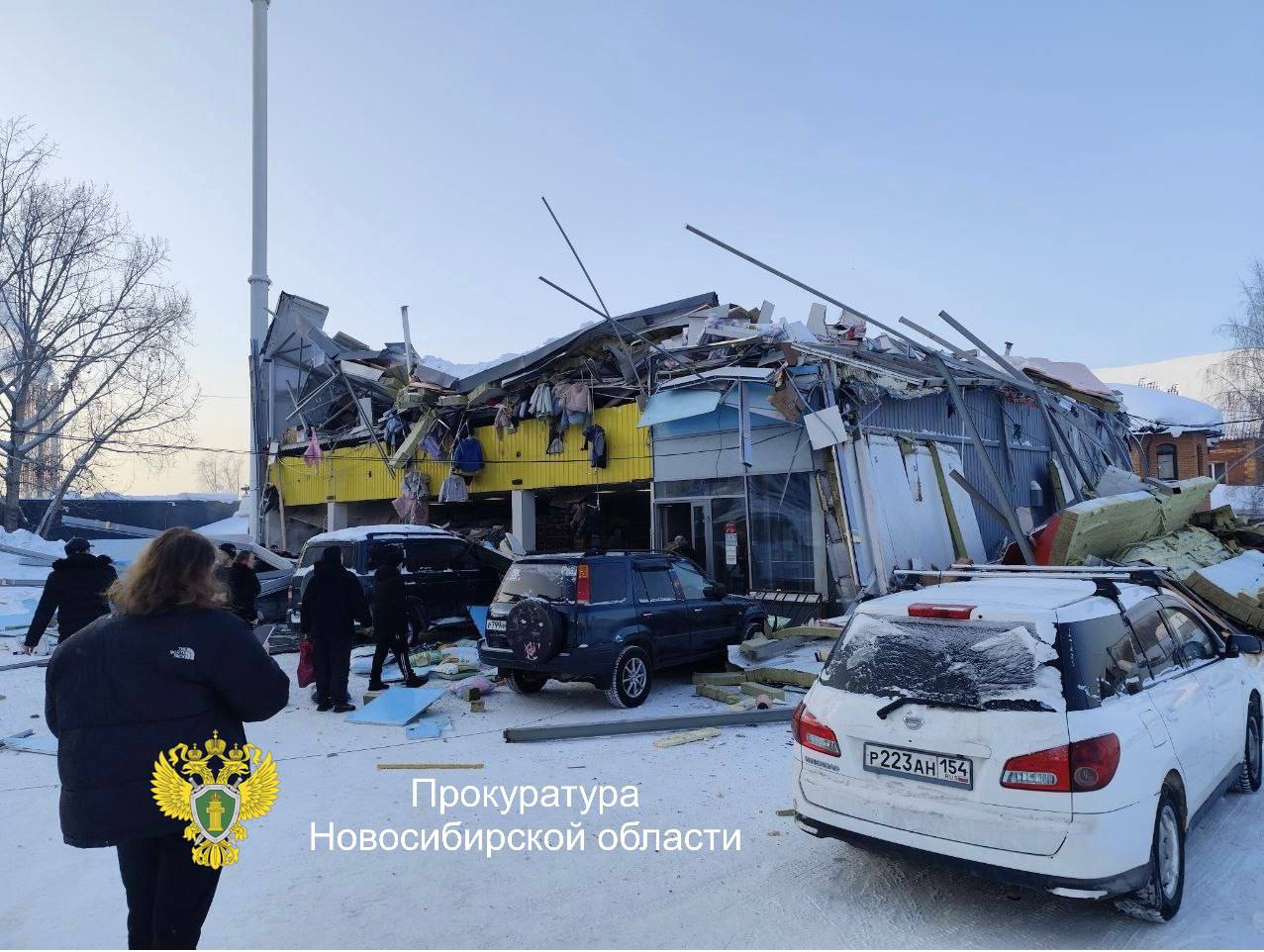 Обрушение здания в Новосибирске что известно на данный момент Происшествие случилось сегодня 21 января в административном здании по адресу ул Наумова 26 Предварительно установлено что произошло обрушение конструкций кровли и второго этажа  На место происшествия немедленно выехали прокурор района экстренные службы и пять бригад скорой помощи  Спасатели МЧС и городские службы ведут поисково спасательные работы и разбор завалов Информация о пострадавших  Спасена одна женщина её осмотрели медики на месте  Двое пострадавших были извлечены из под завалов и госпитализированы с травмами средней степени тяжести   По последним данным под завалами могут находиться ещё несколько человек Поисковые работы продолжаются в усиленном режиме Причины происшествия устанавливаются Работы на месте ЧП ещё не завершены Om1 Омск в MAX