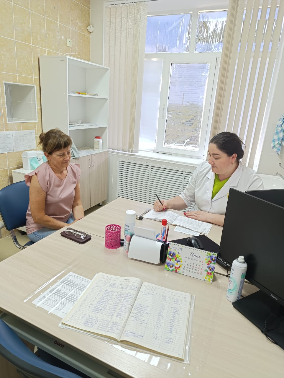 В селе Солдато-Александровском Советского округа побывала медицинская бригада В рамках проекта «За здоровье» нового регпроекта «Здоровье для каждого» нацпроекта «Продолжительная и активная жизнь» мобильная медицинская бригада Советской районной больницы в составе терапевта, хирурга, оториноларинголога, невролога, дерматовенеролога провела выездной приём с целью выявления хронических заболеваний, проведения II этапа диспансеризации и постановки на диспансерный учёт. Узкопрофильные специалисты осмотрели 57 жителей села, провели индивидуальные консультации, дали назначения на дальнейшее обследование. В рамках Школы здоровья побеседовали о профилактике заболеваний и ведении ЗОЖ. «Очень довольна такой работой. Быстро, удобно и не нужно ехать в окружной центр», - поделилась мнением местная жительница Лариса Суханова. Регпроект реализуется с 2018 года. За это время он охватил на Ставрополье более 400 тыс. человек, а с начала 2025 года его участниками стали свыше 43 тыс. земляков.