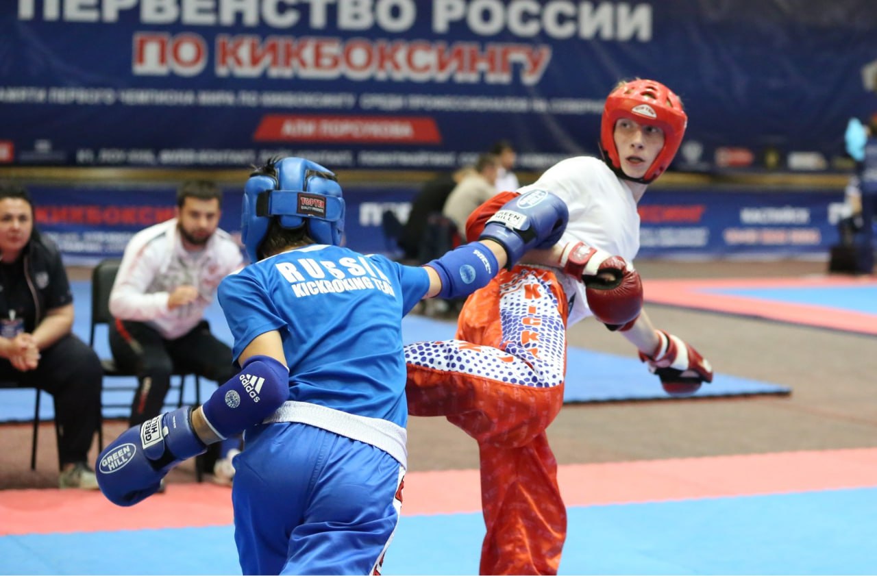 Каспийск примет рекордный чемпионат России по кикбоксингу С 19 по 22 ноября в Каспийске состоится чемпионат России по кикбоксингу посвящённый памяти первого на Северном Кавказе чемпиона мира среди профессионалов Али Порсукова Главной площадкой турнира станет Дворец спорта имени Али Алиева В Дагестан на данный момент для участия съехались более 700 участников из 55 регионов Они разыграют награды в дисциплинах фулл контакт лоу кик К1 лайт контакт поинтфайтинг и сольные композиции Завершится турнир гала финалами с участием сильнейших кикбоксеров России