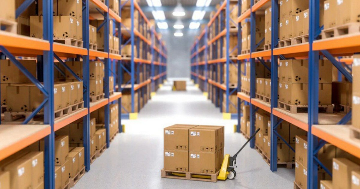 Складской бум e-commerce: маркетплейсы борются за квадратные метры и меняют логистику России по данным NF Group и IBC Real Estate . Рост на 33% за год — маркетплейсы заняли 8,4 млн кв.м складов, а с учетом built-to-suit — 9,7 млн кв.м; Офлайн отстает — традиционный ритейл увеличил площади лишь на 2% до 8,7 млн кв.м , теряя позиции; Оптимизация вместо экспансии — несмотря на рост, e-commerce уже субарендует часть площадей в Москве. 83% новых складов — built-to-suit проекты под маркетплейсы: Wildberries и Ozon формируют логистику будущего Пока в регионах идет бум строительства доставка за 1-2 дня требует локальных складов , в Москве уже избыток: маркетплейсы сдают площади, переходя на «умные» технологии хранения.