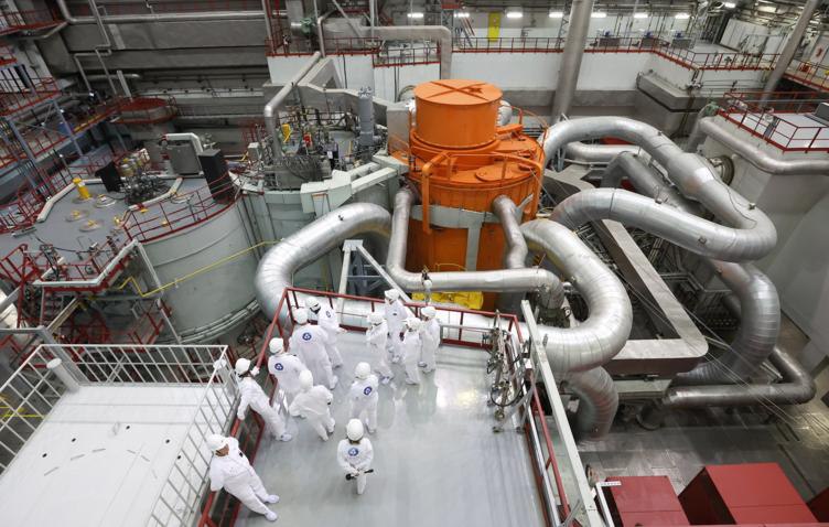 В России создали топливо для ядерных реакторов будущего Российские ученые создали уникальное топливо для ядерных реакторов будущего которые обеспечат человечество энергией на тысячелетие сказал ТАСС лауреат Национальной премии в области будущих технологий Вызов 2025 года в номинации Инженерное решение заместитель генерального директора Высокотехнологического научно исследовательского института неорганических материалов имени академика А А Бочвара ВНИИНМ Михаил Скупов Нам удалось решить все задачи связанные с созданием первой в мире технологии производства смешанного уран плутониевого топлива для ядерных энергетических реакторов IV поколения провести весь цикл испытаний в том числе изготовление и работа в реакторе тепловыделяющих элементов и передать технологию в промышленность доведя ее уровень готовности до максимального сказал он Фото Донат Сорокин ТАСС Подписаться niiet Поддержать канал