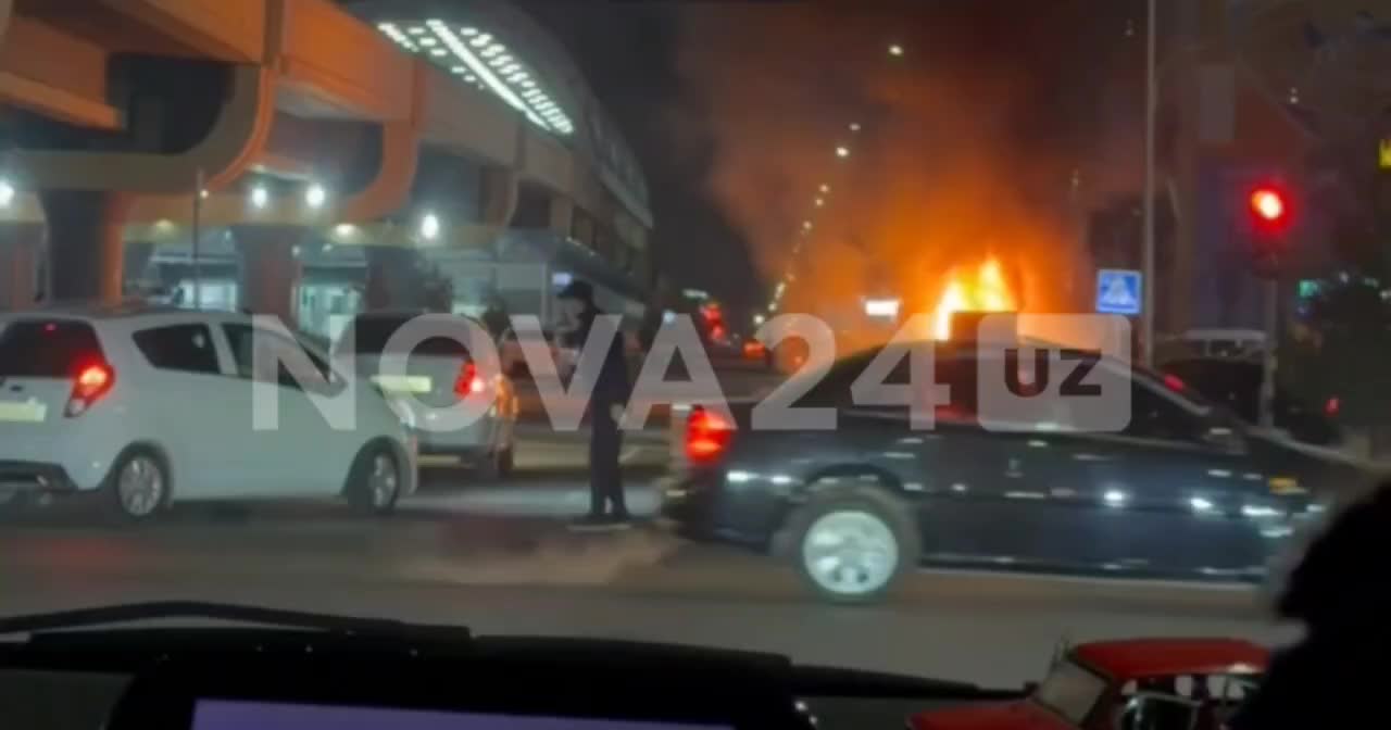 Пожар в Ташкенте: грузовик сгорел рядом со станцией метро