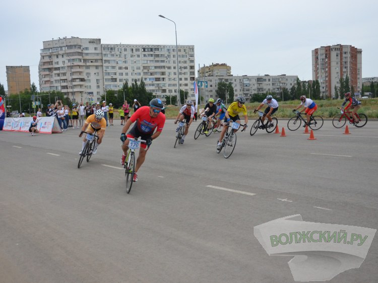 Велогонка и благотворительный марафон: в Волжском спортивно отметят День защиты детей В Волжском в программу в честь празднования Международного дня защиты детей включили несколько спортивных мероприятий. Как сообщили Волжский.ру в городской администрации, в субботу, 31 мая, в городе пройдёт IV Всероссийская массовая велосипедная гонка «Всемирный день велосипедиста». Стартуют участники в 10:.00 часов на улице им. генерала Карбышева в районе пересечения с улицей 87-й Гвардейской. Организаторы подготовили дистанции ан 500, 1000, 1500, 3000 метров, а также 15 километров. Регистрация участников при наличии медицинского допуска начнется с 8.30 часов, также можно подать заявку до 29 мая онлайн. Подробнее на Волжский.ру: