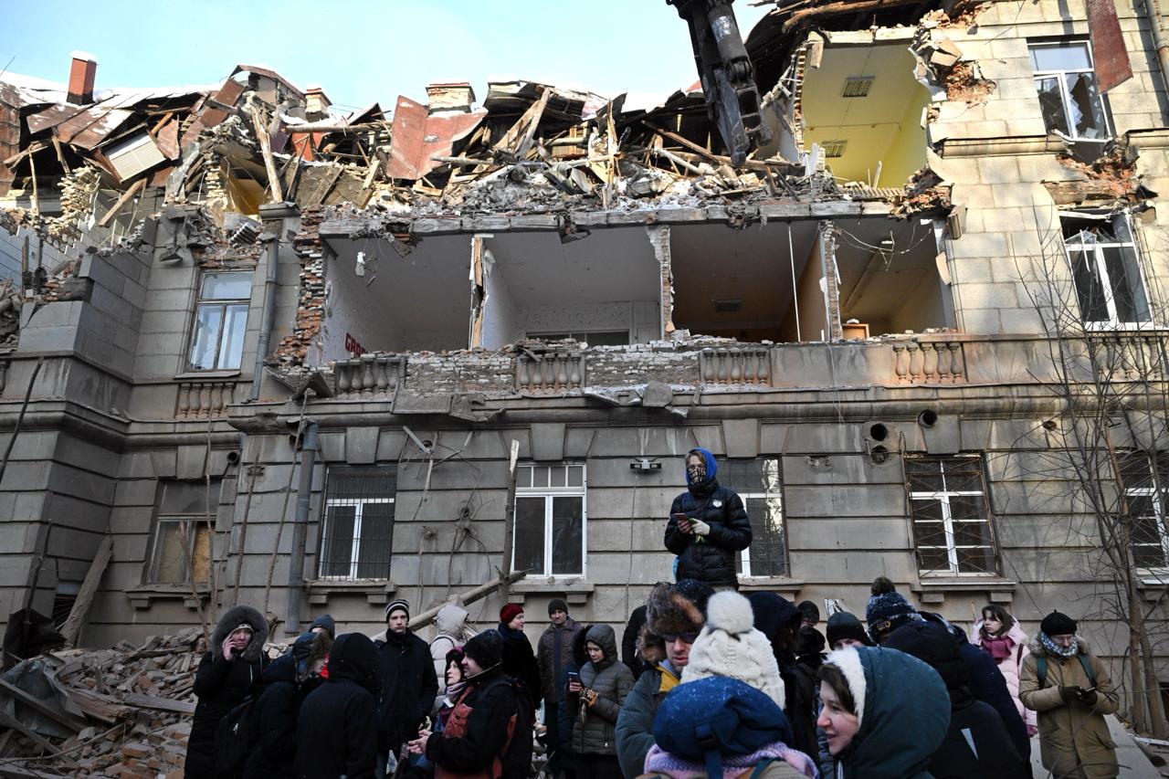 КГИОП обратился в полицию в связи со сносом НИИ Бумаги Комитет по государственному контролю использованию и охране памятников истории и культуры КГИОП обратился в полицию в связи с началом демонтажа здания бывшего Всесоюзного научно исследовательского института целлюлозно бумажной промышленности ВНИИБ на 2 м Муринском проспекте 49 В адрес собственника здания и управляющей компании направлены предостережения заявили в структуре Смольного В комитете отметили что в 2021 году после проведения экспертизы было издано распоряжение об отказе во включении здания в перечень выявленных объектов культурного наследия ОКН В 2024 году суд оставил решение в силе однако в конце декабря 2025 года поступило еще одно заявление о включении объекта в реестр В документе отсутствуют новые документально подтвержденные сведения но на период его рассмотрения здание продолжает считаться объектом обладающим признаками ОКН о чем уведомили собственника Согласно ФЗ Об объектах культурного наследия народов Российской Федерации его снос запрещен Представители застройщика ГК ФСК заявили что демонтаж ведется в соответствии с законом и при наличии необходимых документов в том числе проектной документации с разделом ПОД проект организации демонтажа Кроме того у девелопера есть положительное заключение экспертизы разрешение на строительство и ордер Государственной административно техническое инспекции на организацию ограждений В компании отметили что по данным КГИОП здание не является ОКН и расположено вне границ зон охраны Фото Андрей Бок Коммерсантъ kommersant sz