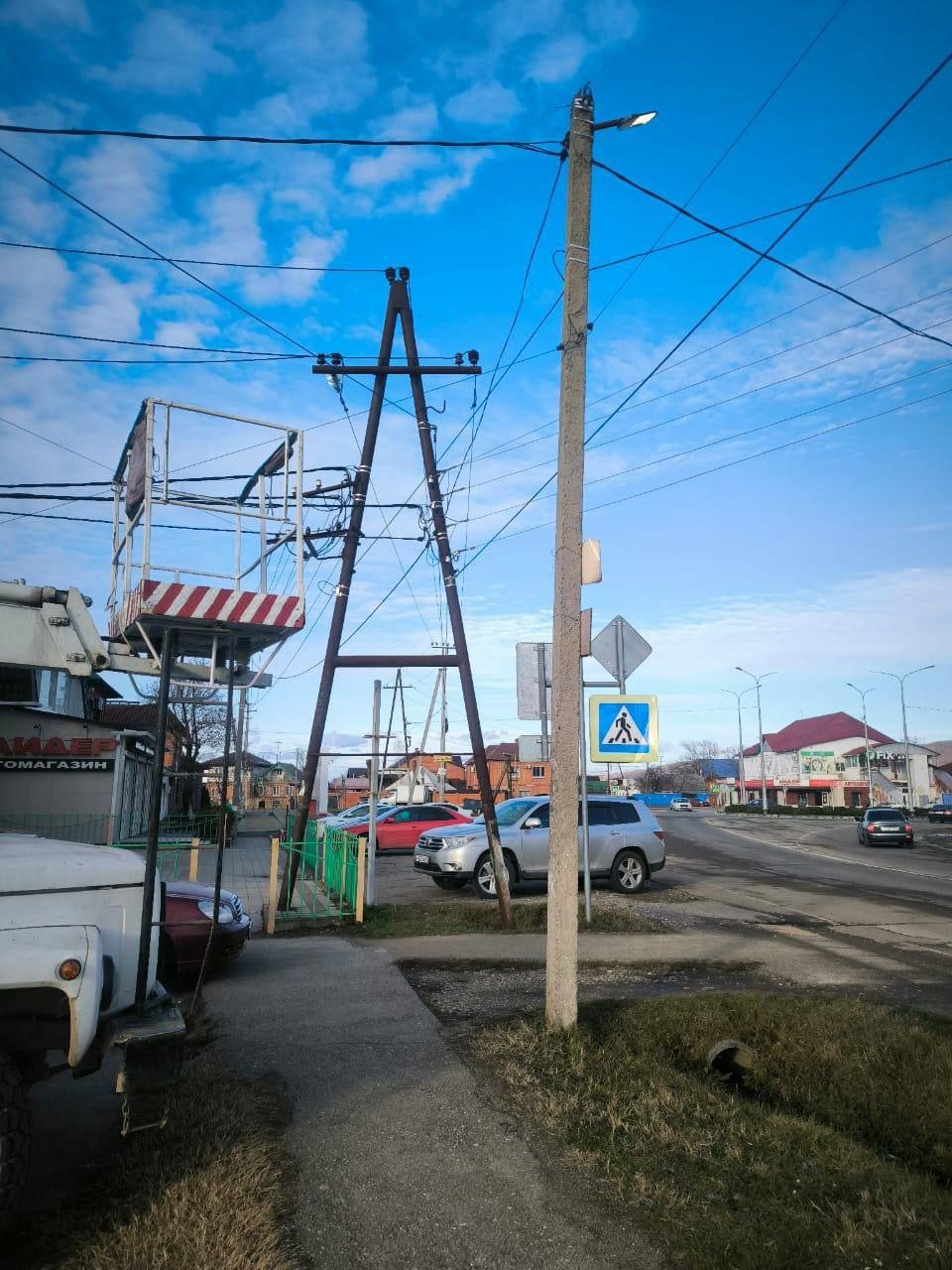 В Апшеронске  продолжается работа по обслуживанию уличного освещения  Сегодня силами специалистов городской жилищно-коммунальной службы были установлены новые светильники над пешеходными переходами на углу улицах Пролетарской и Спорта и на Пролетарской 2Г.   На участке улицы Пролетарской от ул. Спорта до района «Круг» были заменены семь светодиодных ламп.   Помимо этого было восстановлено уличное освещение на улицах Свердлова, 9-го Января от Будённого в сторону Промысловой, части улиц Мищенко, Коллективной, Профсоюзной, Будённого, Мира, Королева и других.  Также был сделан выезд в хутор Зазулин, где были устранены технические неполадки от ТП-518 А и восстановлено уличное освещение на улицах Добролюбова, Угольная, Майкопское шоссе.  Администрация города Апшеронска  Апшеронский рабочий