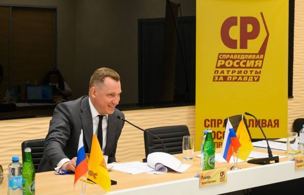 Воронежский депутат Рымарь: "Судебный иск к реготделению партии "СРЗП" может быть связан с попыткой сорвать выборы" В конце мая депутата Воронежской гордумы Артема Рымаря избрали на должность председателя регионального отделения партии «Справедливая Россия – За правду». Однако это вызвало вопросы о его легитимности. Так, например, участник СВО Ярослав Тарасов подал в суд на воронежское отделение фракции. Он потребовал признать недействительным решение конференции, где избирали руководство реготделения партии. «Воронежские новости» связались с Артемом Рымарем и попросили прокомментировать эту информацию. ↗ Прислать новость Подписаться