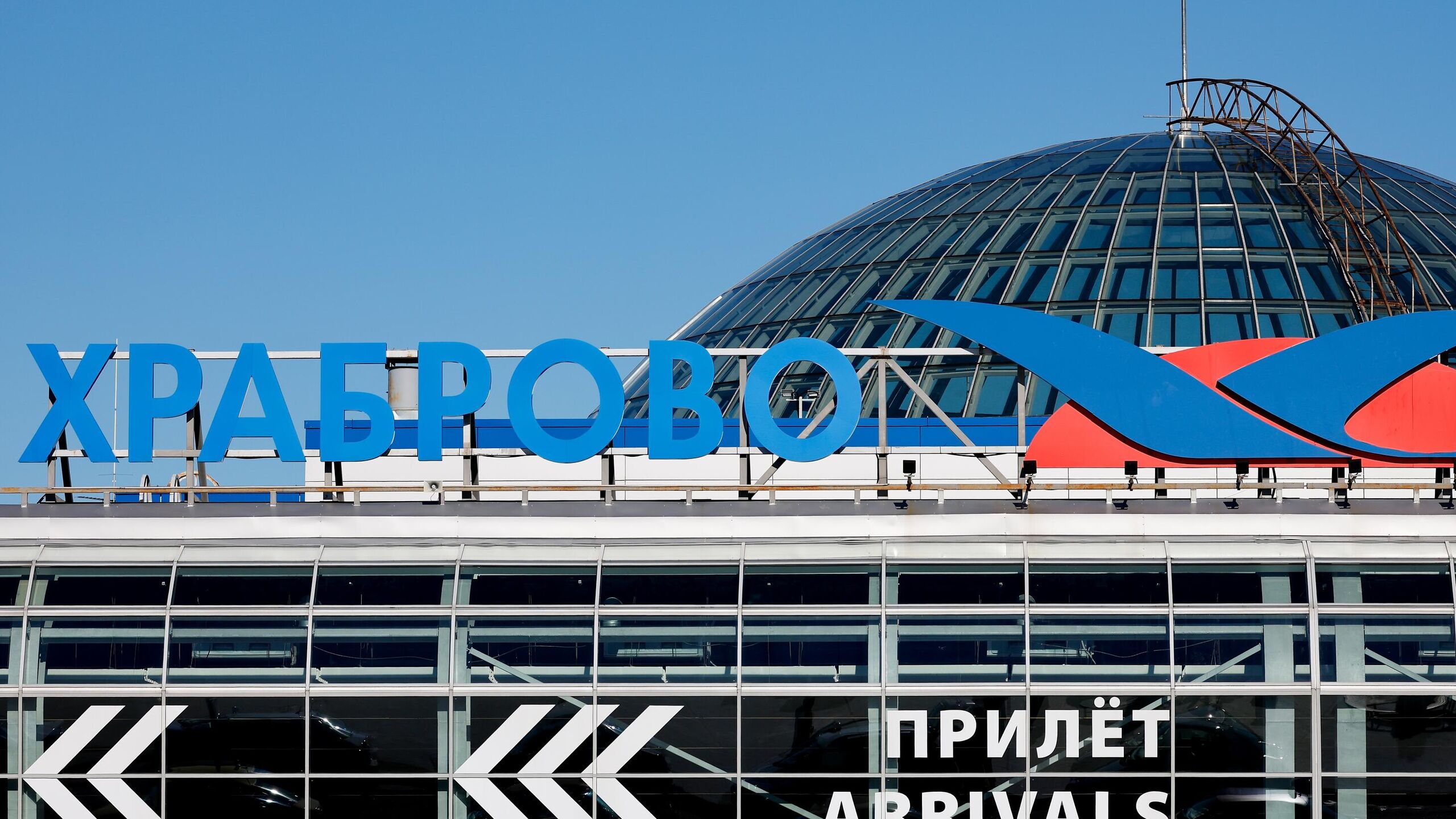 Два рейса отменены и 36 задерживаются в аэропорту Калининграда следует из онлайн табло Храброво По данным онлайн табло на 6 20 7 10 мск отменены два рейса в Москву на вылет задерживаются 16 рейсов в Москву Санкт Петербург Минск На прилет 20 рейсов из Москвы Челябинска Санкт Петербурга Минска В субботу ГУ МЧС региона по Калининградской области сообщило об усилении северо западного ветра до 25 27 метров в секунду По данным Telegram канала Погода и метеоявления в Калининградской области пик усиления ветра сохранится на побережье в течение всей ночи и утром воскресенья В аэропорту Храброво ожидаемо наблюдаются задержки рейсов говорится в сообщении В пятницу один из крупнейших морских перевозчиков компания Оборонлогистика сообщила что штормы на Балтике в ближайшие дни могут задержать грузы в Калининград С 27 по 31 декабря в Балтийском море высота волн может достигать более шести метров порывы ветра более 30 метров в секунду