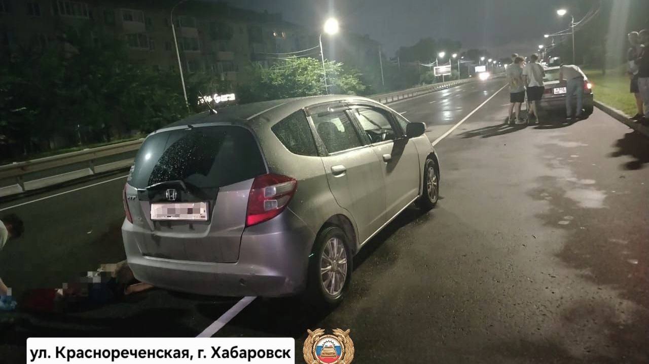Honda Fit переехала лежавшую на дороге хабаровчанку  В Хабаровске ночью произошло смертельное ДТП – автомобиль Honda Fit совершил наезд на лежавшую на проезжей части женщину. Личность погибшей устанавливается.    Прочитать статью полностью