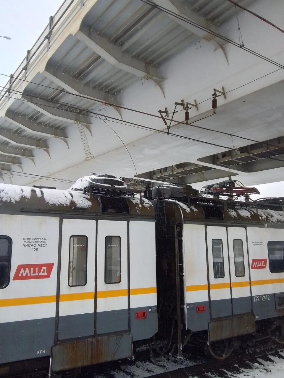 Движение в сторону Москвы встало Серьезный сбой на Савеловском направлении В районе Водников произошел обрыв контактного провода Электрички в сторону столицы временно не ходят или следуют с огромными опозданиями Планируйте маршруты заранее и ищите альтернативные способы добраться до Москвы