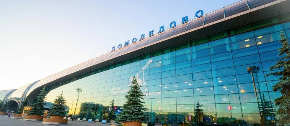 Домодедово не успели продать в уходящем году Аэропорт будет выставлен на открытый аукцион в начале следующего года сообщил министр финансов Антон Силуанов Ранее глава Минфина говорил что нового владельца DME постараются найти как можно скорее если получится то до конца 2025 го Летом контроль над группой компаний Домодедово перешел Росимуществу Экс бенефициаров Дмитрия Каменщика и Валерия Когана лишили прав поскольку как утверждалось в иске стратегически важное предприятие оказалось под иностранным контролем у бывших владельцев есть гражданства других стран Решение пытались обжаловать но не вышло Пристегните ремни