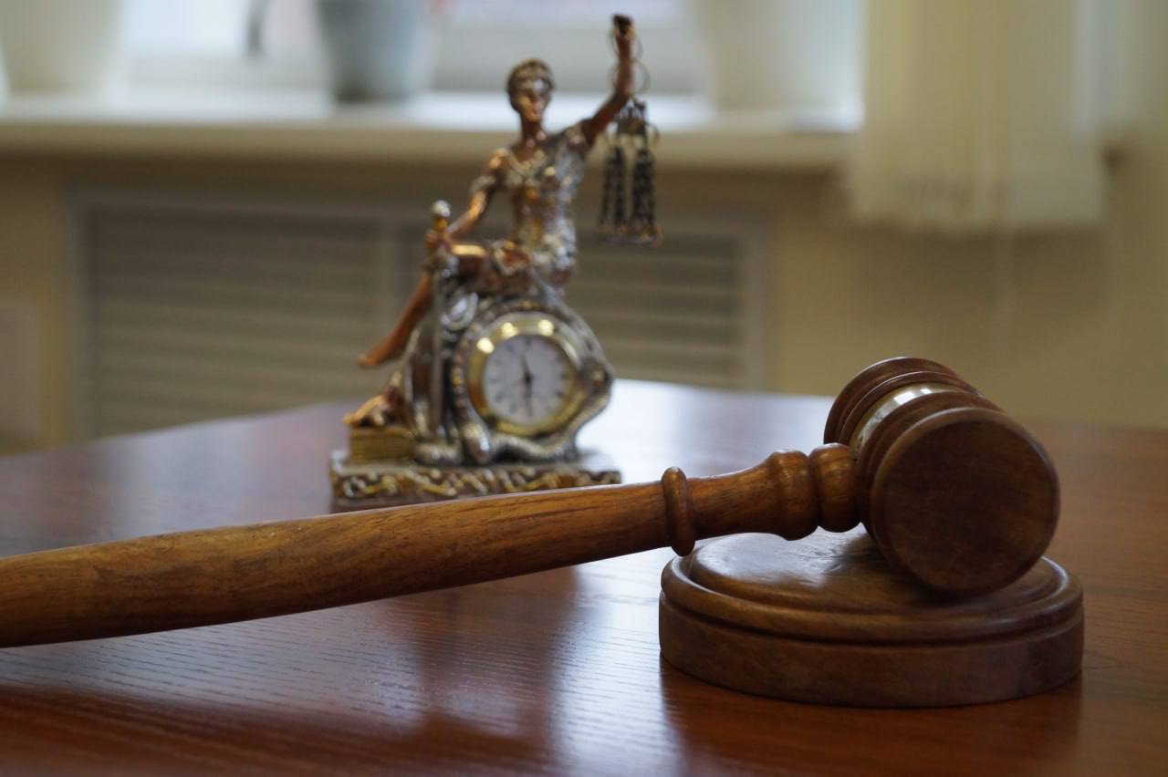 В Березовском суд разобрался в конфликте соседок и обязал одну из них выплатить 18 тысяч. Все началось в мае 2024 года, когда ответчица публично обругала соседку нецензурной бранью. Это унизило женщину, задев ее честь и достоинство. Суд признал виновной хамку по статье об оскорблении и оштрафовал на 3 тыс. рублей. Но та не успокоилась и продолжила оскорблять не только истицу, но и ее мужа с сыном. Женщина вновь подала иск. Она рассказала, как сильно переживает из-за словесных унижений, что даже отразилось на ее здоровье — это подтвердили врачи и свидетели. Суд встал на сторону пострадавшей, и теперь обидчице придется выплатить 10 тыс. рублей за моральный ущерб и 8 тыс. рублей за судебные расходы. Решение уже вступило в силу. Инцидент Кемерово