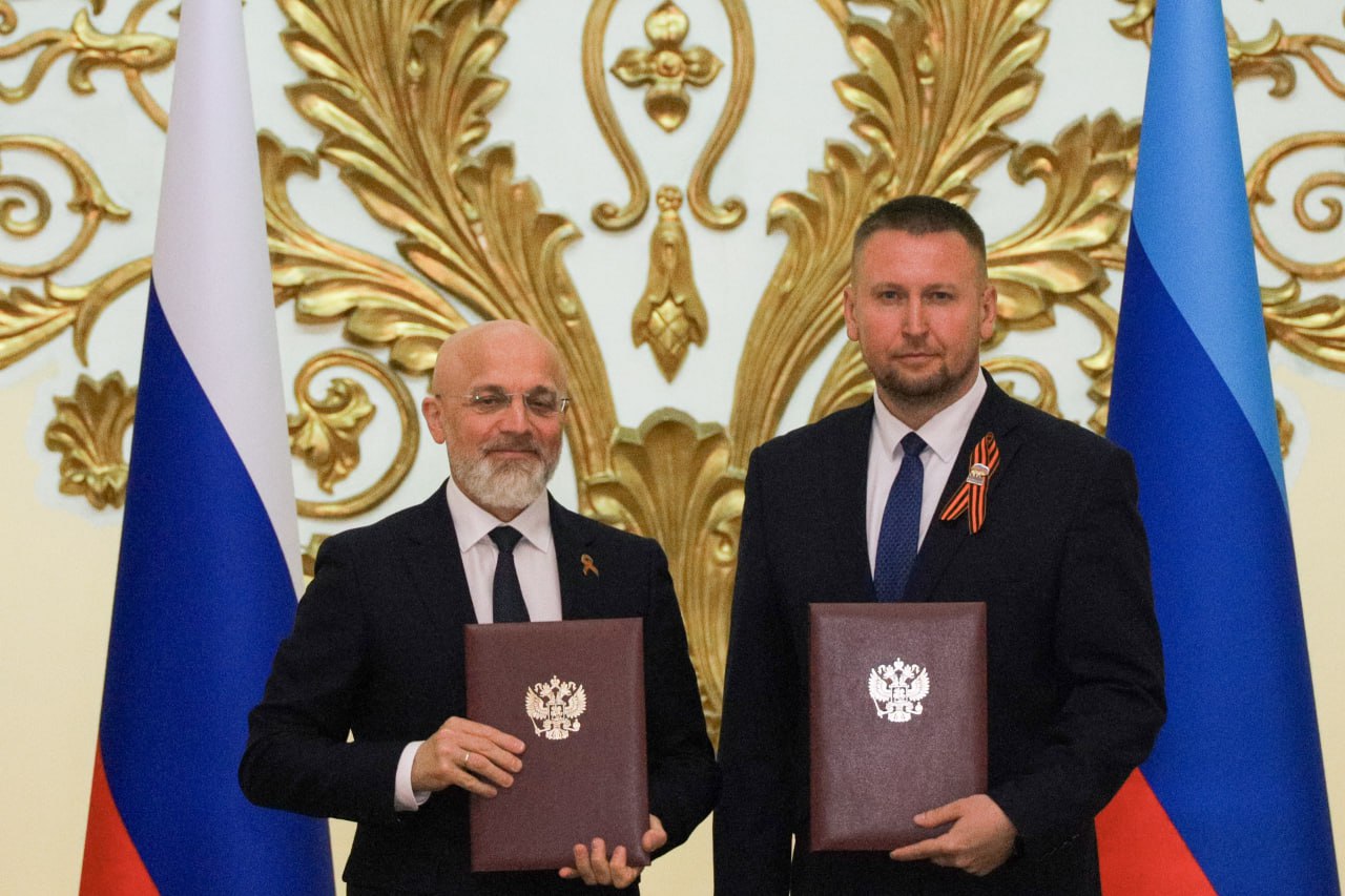 В Народном Совете состоялось подписание шести соглашений о межпарламентском сотрудничестве с парламентами субъектов РФ В своем приветственном слове Председатель Народного Совета ЛНР Денис Мирошниченко поблагодарил гостей из других регионов России за то, что они в важный для республики день соприкасаются с историей и культурой Луганщины. «Рад вас приветствовать на Луганской земле. Нам важно, чтобы интеграция проходила не только на законодательном уровне, но еще и на уровне человеческих отношений. Сегодня мы с вами пишем новейшую историю России. Мы благодарны вам за то, что вы лично соприкасаетесь с нашим краем – видите наших людей, видите наши заводы, – подчеркнул Денис Мирошниченко. – Уверен, что сотрудничество не ограничится формальными рамками соглашений, а будет шириться за счет человеческих отношений и крепких дружеских связей. Искренне благодарны вам за неравнодушие и всю помощь, оказанную нашему региону. Сегодня хочется вспомнить легендарный плакат, которому более ста лет, – «Донбасс – сердце России». Коллеги, добро пожаловать в сердце России!» Соглашения о сотрудничестве были подписаны между Народным Советом ЛНР и парламентами шести субъектов РФ: ⏺Законодательным Собранием Свердловской области; ⏺Законодательным Собранием Ульяновской области; ⏺Народным Хуралом Парламентом Республики Калмыкия; ⏺Херсонской областной Думой; ⏺Государственным Советом Республики Коми; ⏺Законодательным Собранием Республики Карелия. Подробнее на сайте