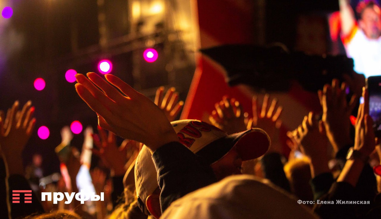 Организатору уфимского концерта Ленинграда выписали штраф за нецензурную лексику Мировой суд Советского района Уфы взыскал с организатора 4 тысячи рублей за использование ненормативной лексики во время выступления группы Ленинград Концерт на котором прозвучали песни с матом состоялся 16 октября Для старшего поколения естественно то что происходит нам не безразлично Почему Потому что мы видим то что происходит с нашей прекрасной молодежью которая Не виню ее то что она ходит в эти концерты потому что не приучена она к хорошему Она воспиталась на Шнуровых на Комеди клаб на Дом 2 потомки здесь и сейчас получают удовольствие от этой матерной тарабарщины которую изрыгает группа Ленинград и Шнуров рассказал Тетерин Организатор мероприятия в суд не явился Рассмотрев материалы дела судья удовлетворил исковые требования и назначил штраф в размере 4 000 рублей  Обратная связь  Подписаться  Подписаться в Max