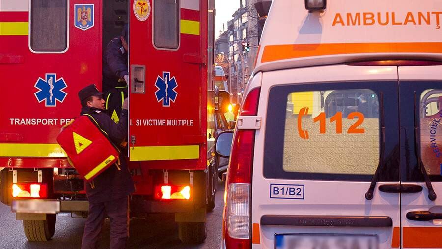 В результате взрыва в жилом доме в Бухаресте погибли два человека еще 11 пострадали На видеозаписях с места происшествия видны разрушения на двух этажах здания наибольший ущерб нанесен квартирам на верхних и угловых секциях Причины взрыва пока не установлены The Moscow Post