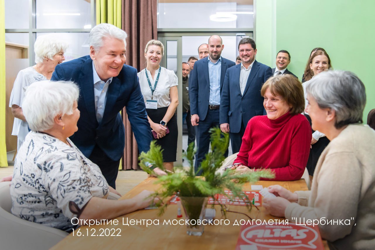 В Москве открылись еще семь центров Московского долголетия! Теперь в городе работает 141 пространство  Помимо открытия новых центров, идет активное развитие уже существующих, отметил Сергей Собянин.  —  Активно расширяем программу занятий. В проекте стартовали школы и клубы с экспертами по четырём направлениям: здоровье, культура, образование и креативные индустрии плюс игровые клубы и тематические мероприятия в новом формате, — рассказал глава города.    Кроме того, в центрах теперь можно изучать нутрициологию и даже научиться вести свой блог, смотреть фильмы вместе с кинокритиками и режиссерами, составлять маршруты путешествий с экспертами по туризму и заниматься другими активностями.  Фото: Telegram-канал «Мэр Москвы Сергей Собянин»    Подпишись на «Вечернюю Москву»