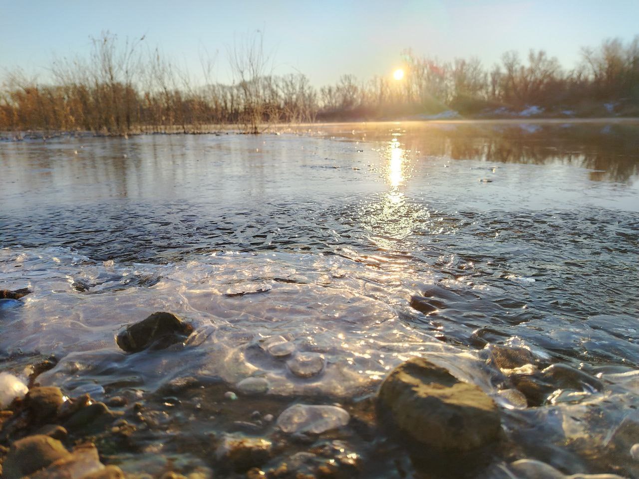 Оренбург Медиа В Оренбуржье реки сковывает льдом В Оренбургской области продолжается процесс становления ледового покрова на водоемах сообщает департамент ПБ и ГЗ В период ледостава лед формируется неравномерно сначала у берегов и на мелководье в тихих заливах и только затем на середине водоема Скорость его образования напрямую зависит от течения На озерах и прудах лед появляется значительно раньше чем на реках где движение воды замедляет этот процесс На севере и востоке области сформировались большие первичные забереги и неполный ледостав На большинстве рек области наблюдается шугоход Шугоход это движение всплывающего на поверхность водного потока и переносимого течением внутриводного льда шуги Она представляет собой ноздреватую рыхлую массу состоящую из кристаллов пластинчатой подробнее на канале Оренбург Медиа