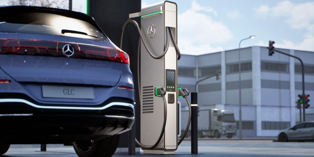 Mercedes Benz ставит на гиперчарджеры зарядка до 600 кВт с Alpitronic С 2026 года Mercedes начнёт оснащать свои зарядные станции в Европе и США системой Alpitronic HYC1000 способной выдавать до 600 кВт на порт Это значит до 200 миль пробега за 10 минут Главная особенность модульная конструкция мощность до 1000 кВт распределяется между несколькими автомобилями Для сравнения новый Mercedes CLA пополняет запас хода на 325 км за те же 10 минут В планах зарядки мощностью более 1 МВт уже испытанные на концепте AMG GT XX К 2030 году компания обещает более 10 000 станций по всему миру при этом сеть MB CHARGE уже объединяет 2 5 млн точек от 1700 операторов Mercedes хочет сделать подзарядку столь же быстрой и удобной как заправку на АЗС ДВЕ ЗАРЯДКИ